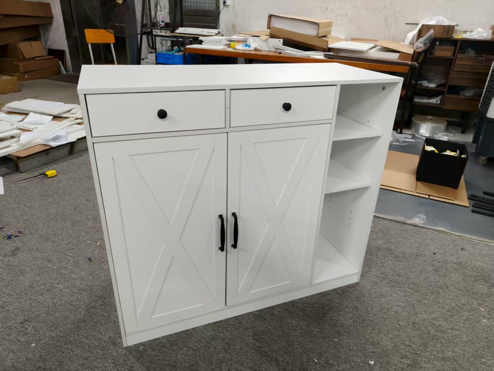 Meuble à chaussures Garvee style ferme avec 2 portes coulissantes et 2 tiroirs, 7 niveaux, étagères réglables, bois, blanc, robuste pour couloir et entrée.