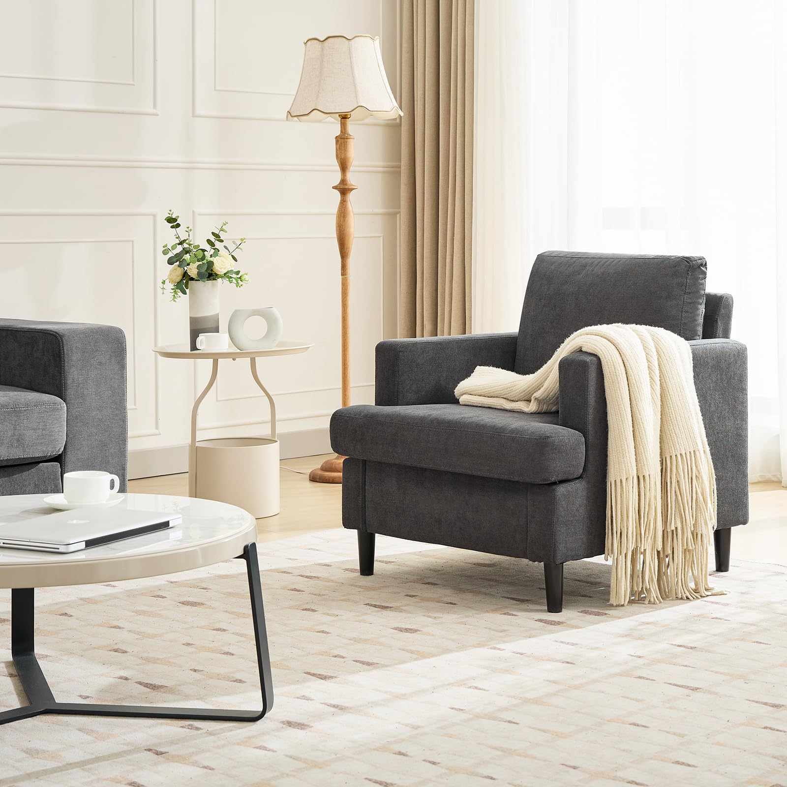 Fauteuil d'appoint moderne Garvee en tissu lin avec pieds robustes en bois, idéal pour le salon et le bureau. Confortablement rembourré et respirant.