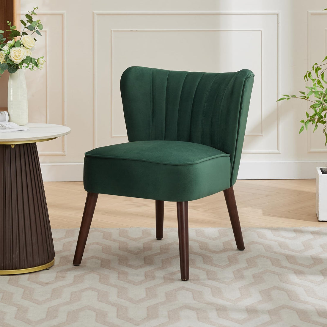 Fauteuil de salon moderne Garvee en velours avec pieds réglables et pieds ergonomiques en bois vert, idéal pour le salon et la salle à manger.