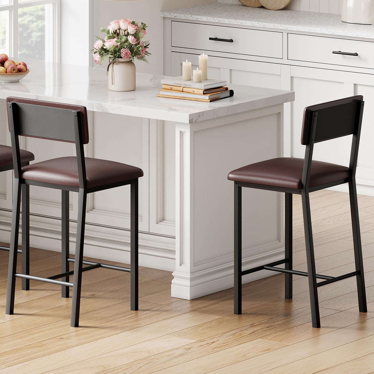 Ensemble de 2 tabourets de bar Garvee, revêtement en cuir PU, ergonomiques et stables, structure en MDF et acier, repose-pieds, marron foncé, pour salle à manger et cuisine.