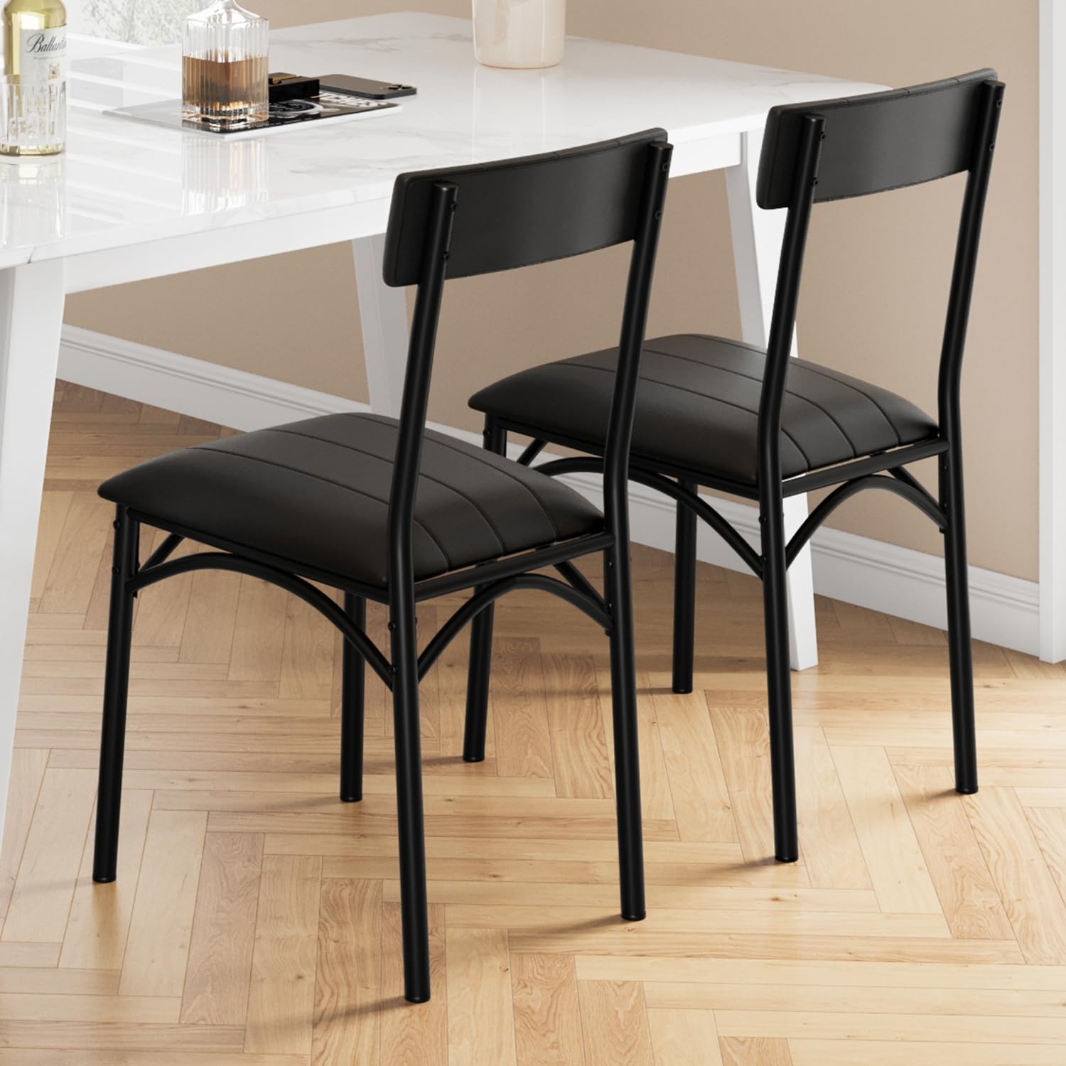 Garvee Lot de 2 chaises de salle à manger rembourrées, revêtement en cuir PU noir, dossier confortable, montage facile, pour cuisine, salon et appartement