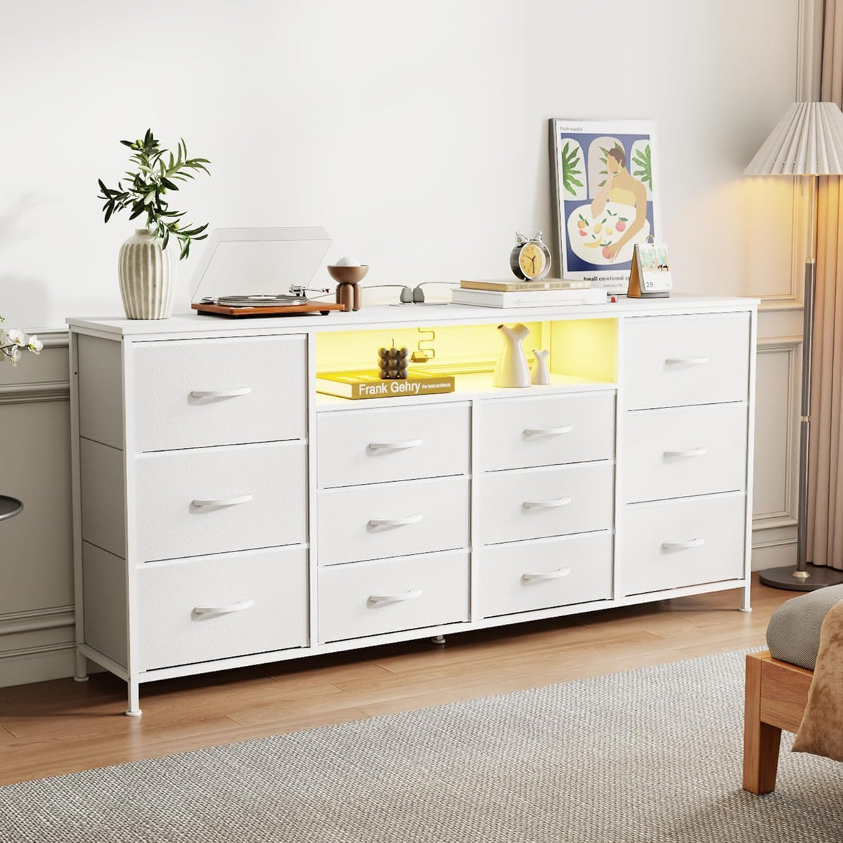 Meuble TV Garvee 63" pour téléviseurs de 65 à 75 pouces, avec 12 tiroirs, éclairage LED, revêtement en tissu, chargeur, étagères ouvertes, mobilier de salon moderne