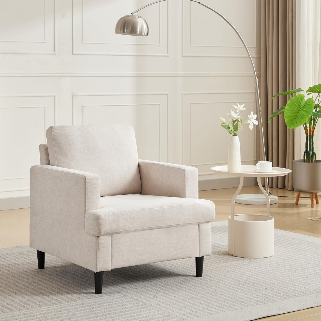 Fauteuil d'appoint Garvee style Mid-Century, revêtu de lin respirant, rembourré de façon moelleuse et doté de pieds en bois massif. Idéal pour le salon et le bureau. Design moderne et polyvalent, couleur beige.