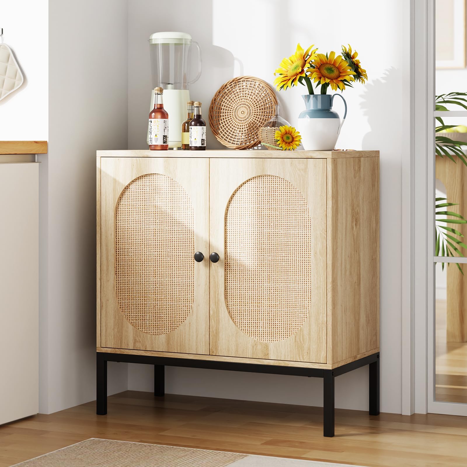 Buffet Garvee avec portes en rotin, double compartiment, pieds en métal, beige, idéal pour le salon et la cuisine.