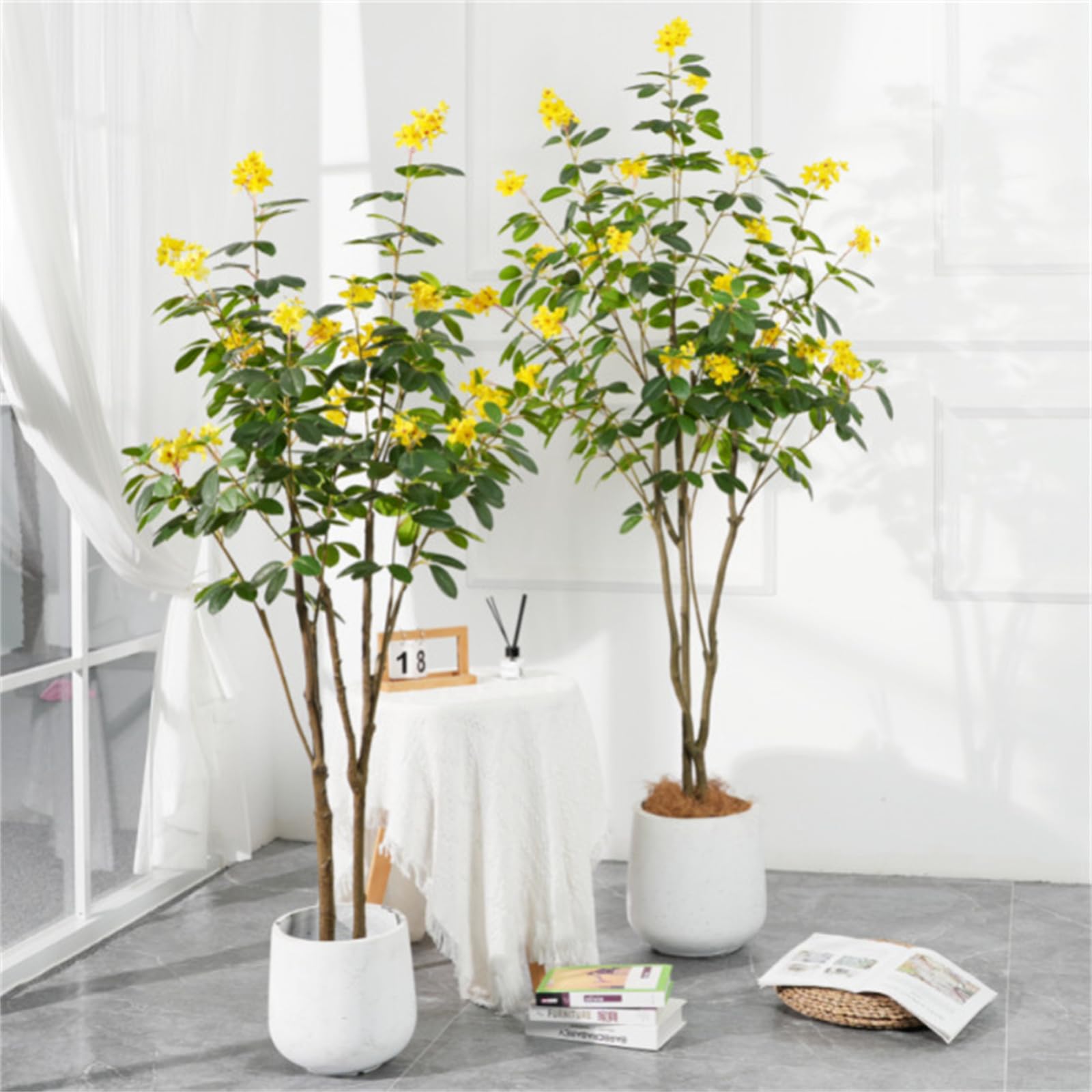 Arbre à fleurs artificiel Garvee de 1,5 m avec fleurs jaunes réalistes, pot en ciment robuste pour jardin et mariage, facile d'entretien, flexible et modulable.