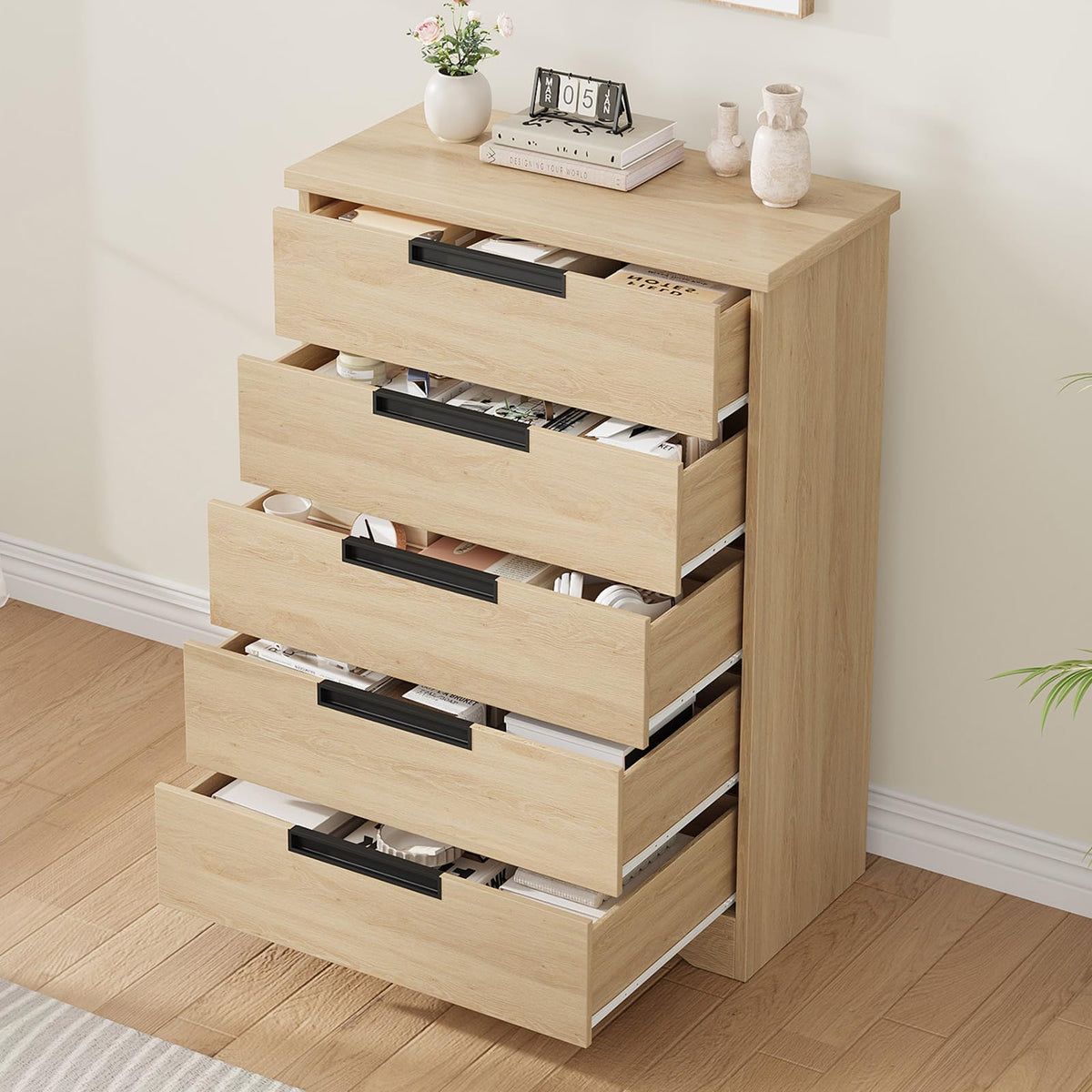 Commode Garvee à 5 tiroirs en bois avec poignées intégrées, idéale pour la chambre et le salon. Design moderne, robuste et polyvalente. Couleur : blanc.