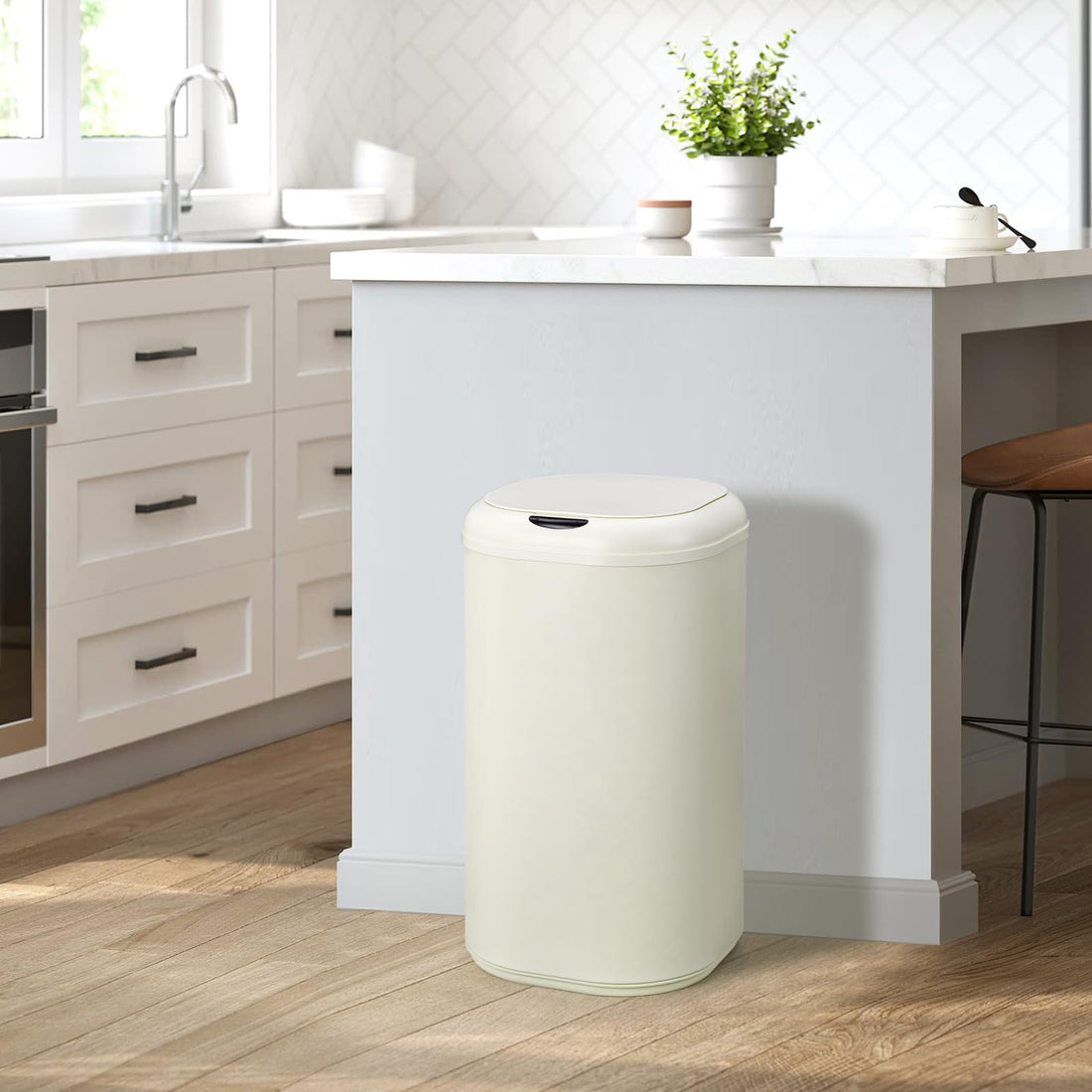 Poubelle automatique Garvee de 30 litres avec capteur sans contact, en acier inoxydable, pour la cuisine et le bureau, ronde et silencieuse.