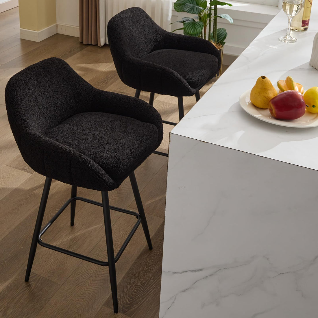 Garvee Tabourets de bar pivotants modernes, lot de 2, revêtement en tissu sherpa et pieds en métal, 66 cm, noirs