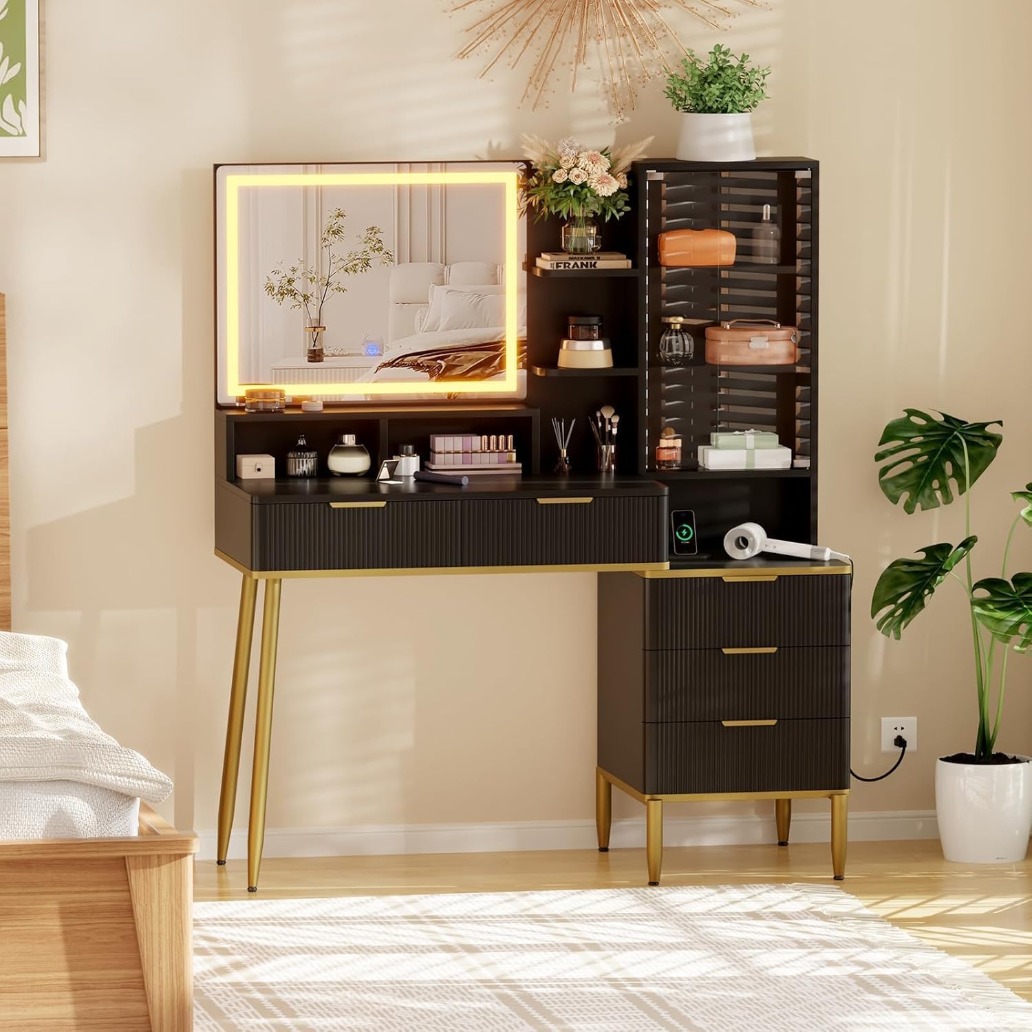 Garvee Coiffeuse cannelée avec miroir et éclairage LED, 5 tiroirs, station de chargement USB, noir et or, chambre, 114 cm (114 cm)