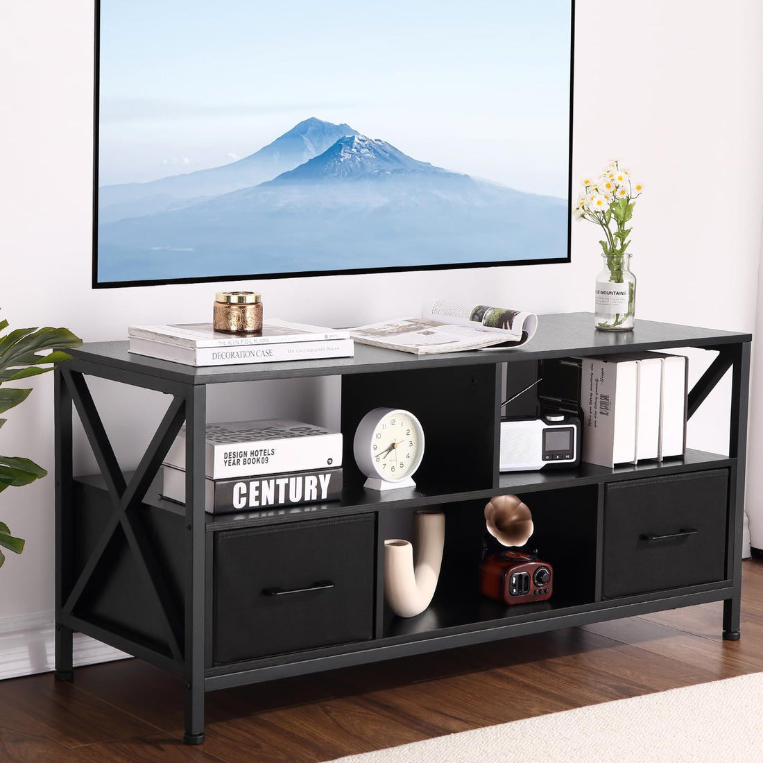 Meuble TV Garvee pour téléviseurs jusqu'à 50 pouces, avec 2 tiroirs en tissu et des étagères ouvertes, structure en acier, design moderne, noir, polyvalent.