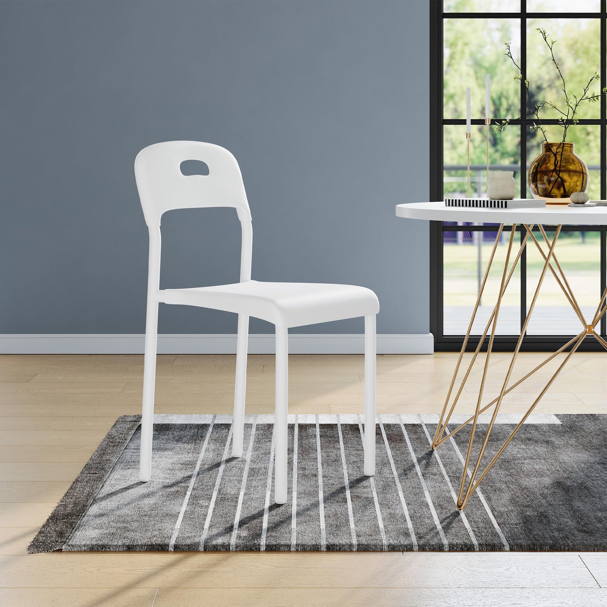 Chaise de salle à manger Garvee, empilable, style moderne en plastique avec pieds en métal, idéale pour la cuisine, le salon ou le restaurant. Dimensions : 45,5 cm (L) x 40 cm (P) x 76,5 cm (H). Imperméable et résistante aux taches.