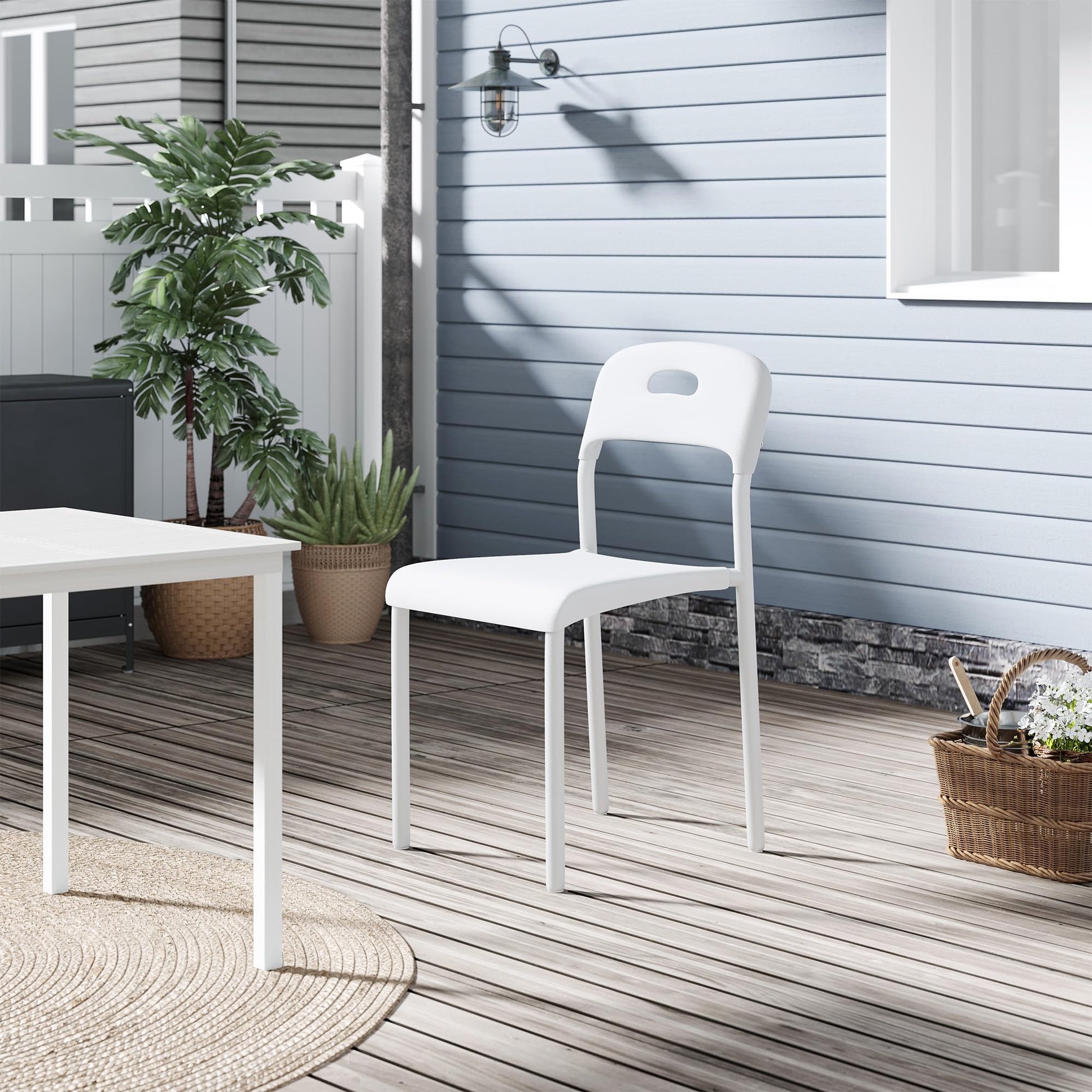 Chaise de salle à manger Garvee, empilable, style moderne en plastique avec pieds en métal, idéale pour la cuisine, le salon ou le restaurant. Dimensions : 45,5 cm (L) x 40 cm (P) x 76,5 cm (H). Imperméable et résistante aux taches.