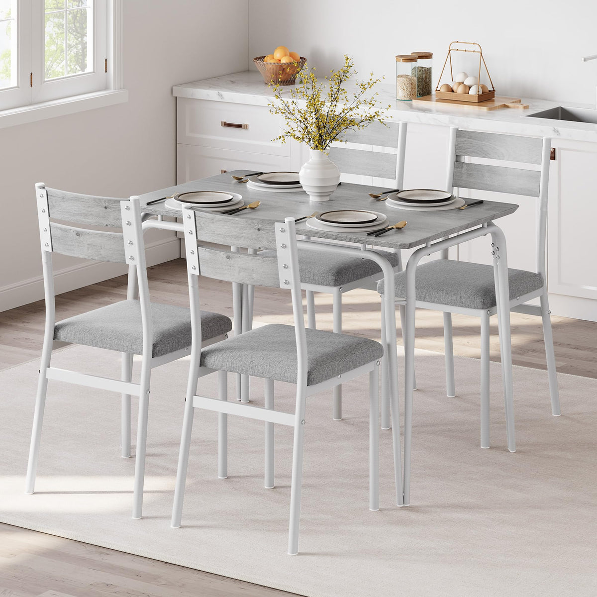 Ensemble de salle à manger Garvee pour 4 personnes, table carrée avec 4 chaises rembourrées, MDF et métal, gain de place et stable, pour les petites pièces et les cuisines.