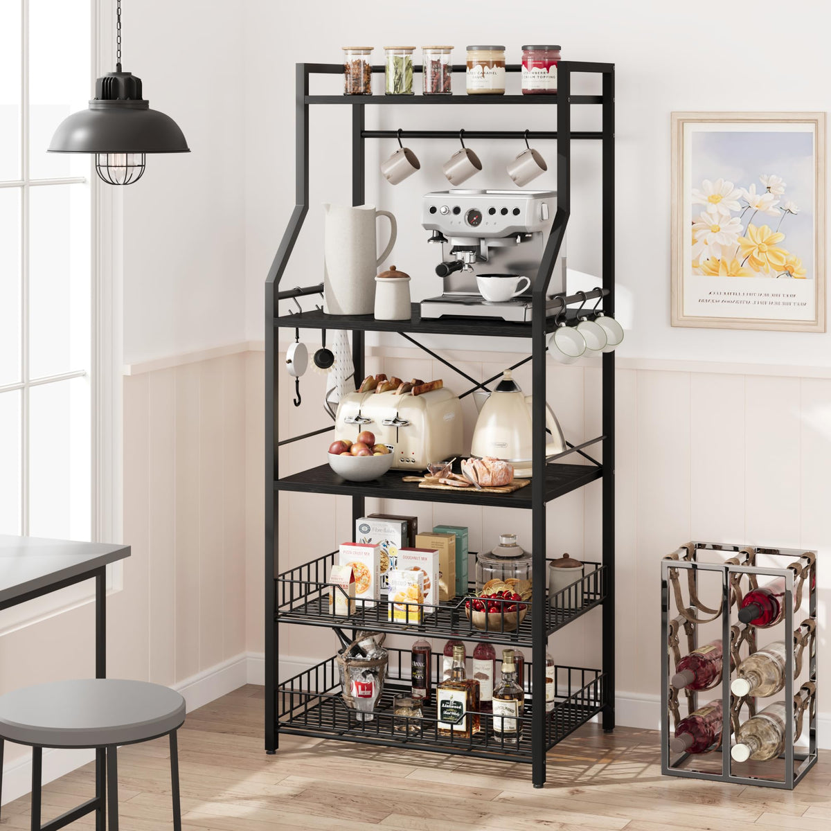 Étagère de cuisine Garvee Bakers Rack à 5 niveaux, 2 paniers métalliques, 8 crochets, en MDF et acier robustes, noir rustique, idéale pour la cuisine et le coin café.