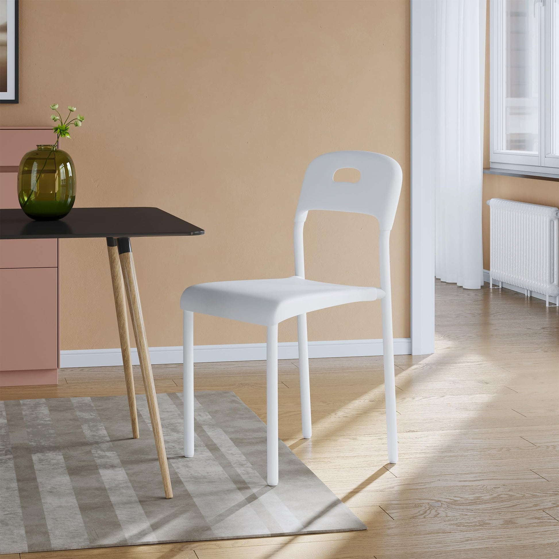 Chaise de salle à manger Garvee, empilable, style moderne en plastique avec pieds en métal, idéale pour la cuisine, le salon ou le restaurant. Dimensions : 45,5 cm (L) x 40 cm (P) x 76,5 cm (H). Imperméable et résistante aux taches.