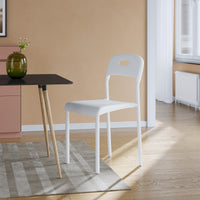 Chaise de salle à manger Garvee, empilable, style moderne en plastique avec pieds en métal, idéale pour la cuisine, le salon ou le restaurant. Dimensions : 45,5 cm (L) x 40 cm (P) x 76,5 cm (H). Imperméable et résistante aux taches.