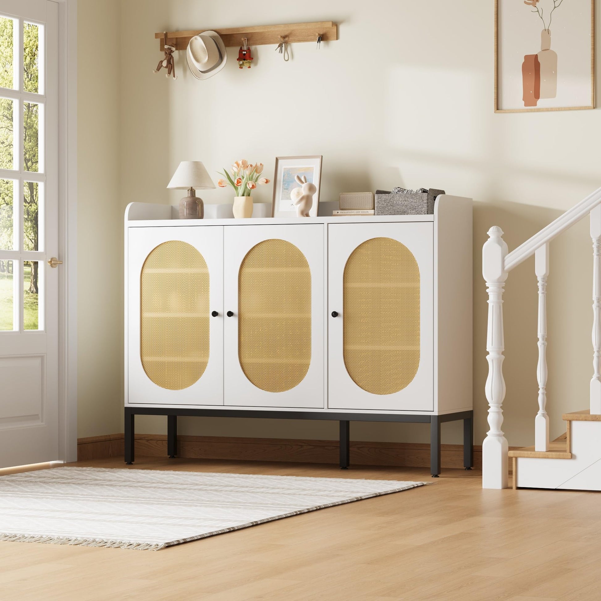 Meuble à chaussures Garvee avec 3 portes en rotin, étagères réglables, en MDF blanc, idéal pour l'entrée et le salon, grand espace de rangement, 117 cm (L) x 35 cm (l) x 73 cm (H)