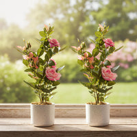 Rosier artificiel Garvee de 50 cm (lot de 2) avec fleurs roses, résistant aux intempéries, pot en plastique blanc pour intérieur et balcon.