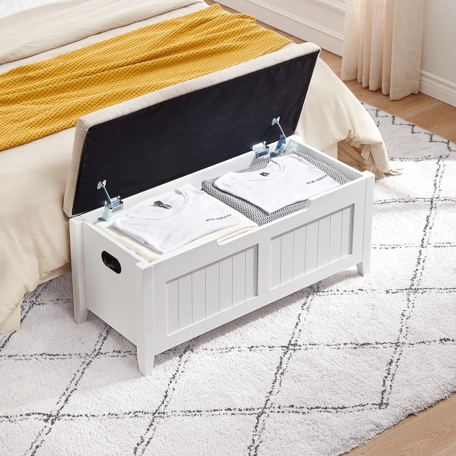 Banc de rangement Garvee 39,4 po avec coussin, charnières de sécurité, coffres de rangement, bois aggloméré, blanc, pour couloir et salon