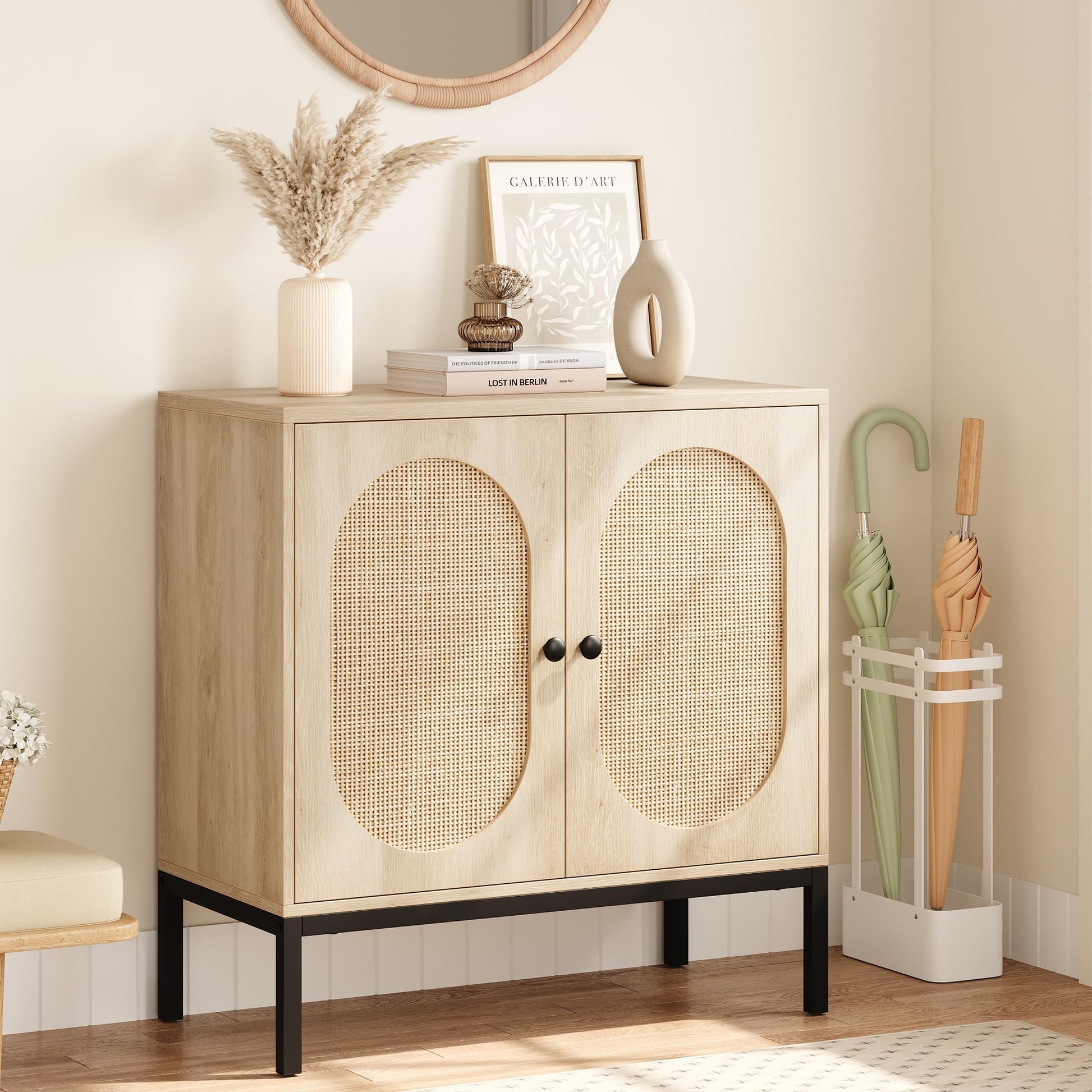 Buffet Garvee avec portes en rotin, double compartiment, pieds en métal, beige, idéal pour le salon et la cuisine.