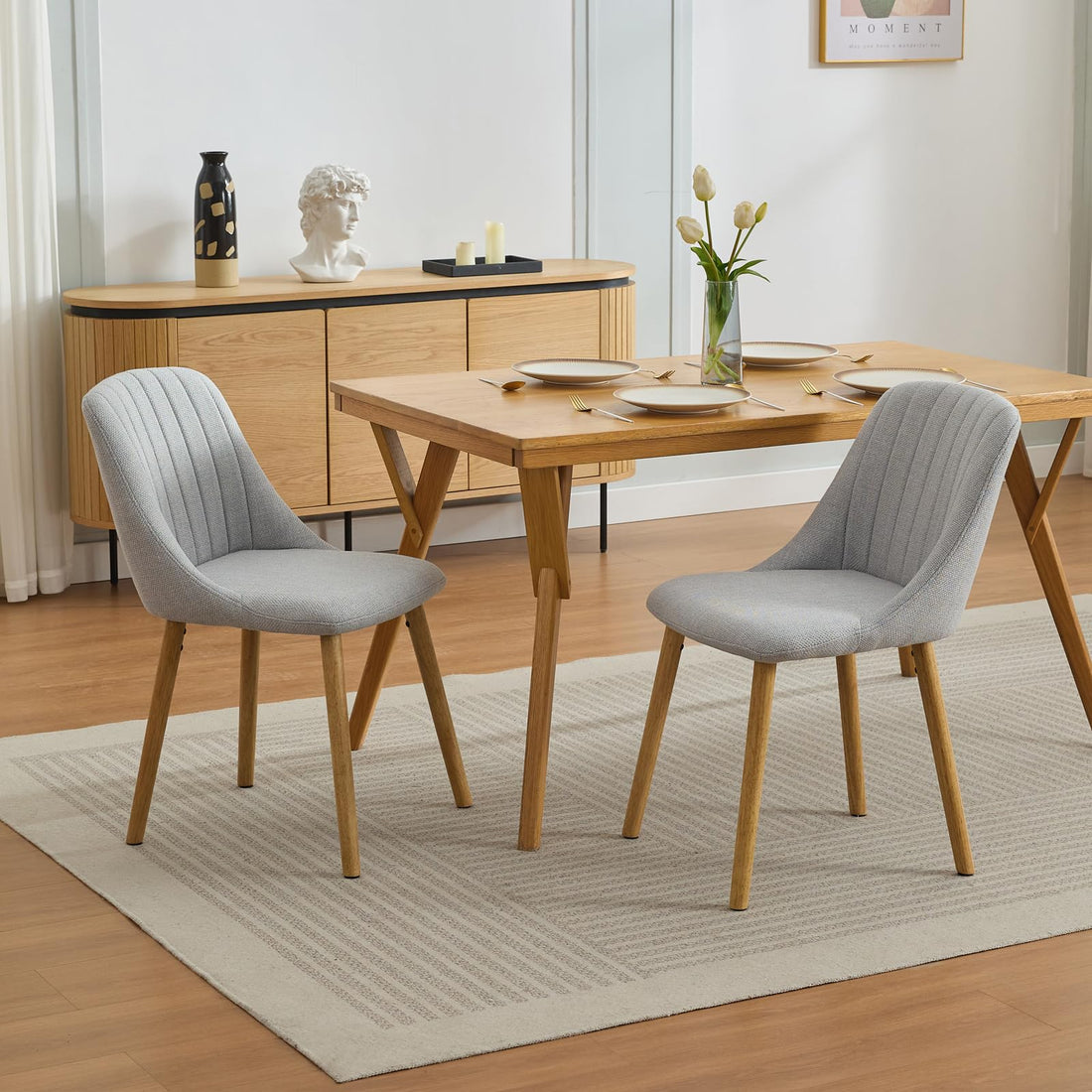 Ensemble de 2 chaises de salle à manger Garvee avec revêtement en tissu moderne, dossier ergonomique, structure en chêne massif, pieds antidérapants, supporte jusqu'à 136 kg (300 lb), coloris neutre. Idéales pour la cuisine et la salle à manger.