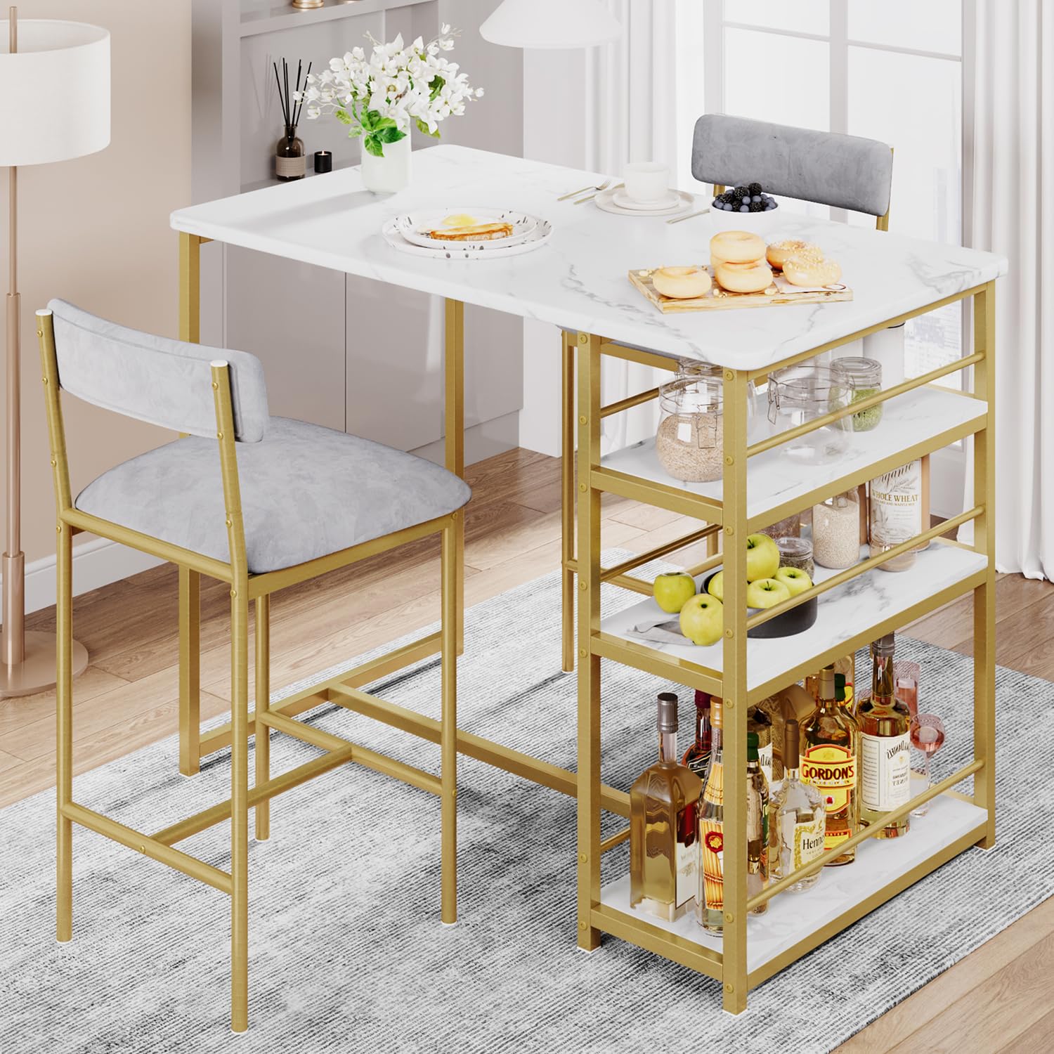 Garvee Table de bar + 2 tabourets hauts rembourrés, 3 étagères, métal/marbre doré, velours gris, 91,4x50x91,4 cm. Idéal pour appartement ou cuisine.