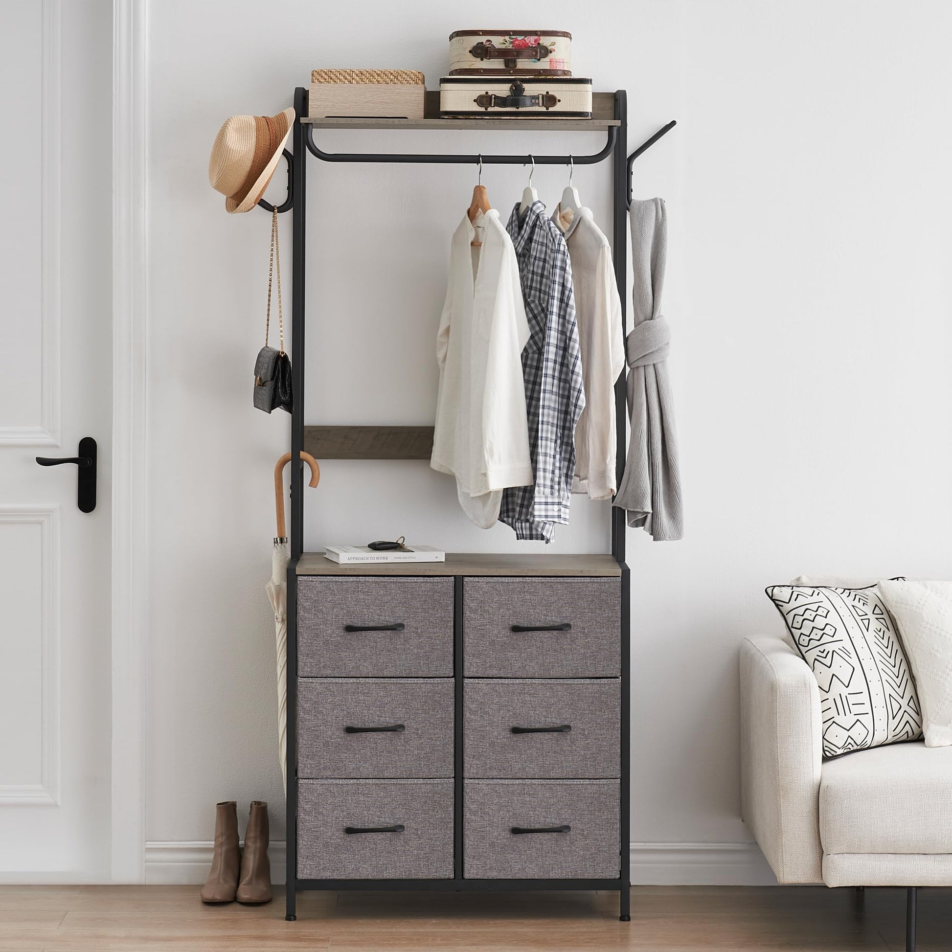 Portant à vêtements Garvee avec 4 tiroirs en tissu, structure en métal et plateau en bois, idéal pour la chambre et l'entrée. Gain de place, sûr et compact.