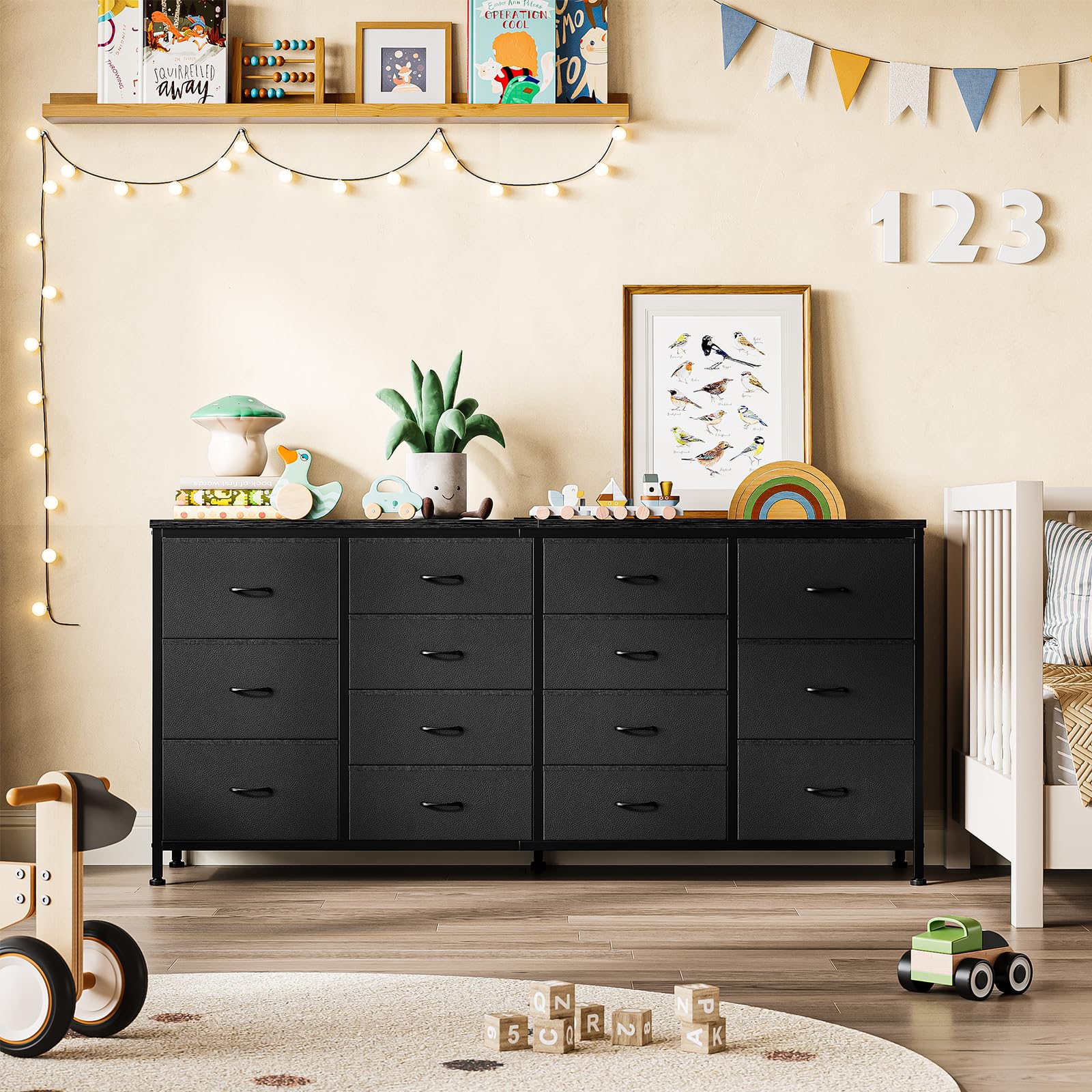 Meuble TV Garvee noir de 160 cm de large avec 14 tiroirs, prises électriques et revêtement en tissu pour salon et chambre.