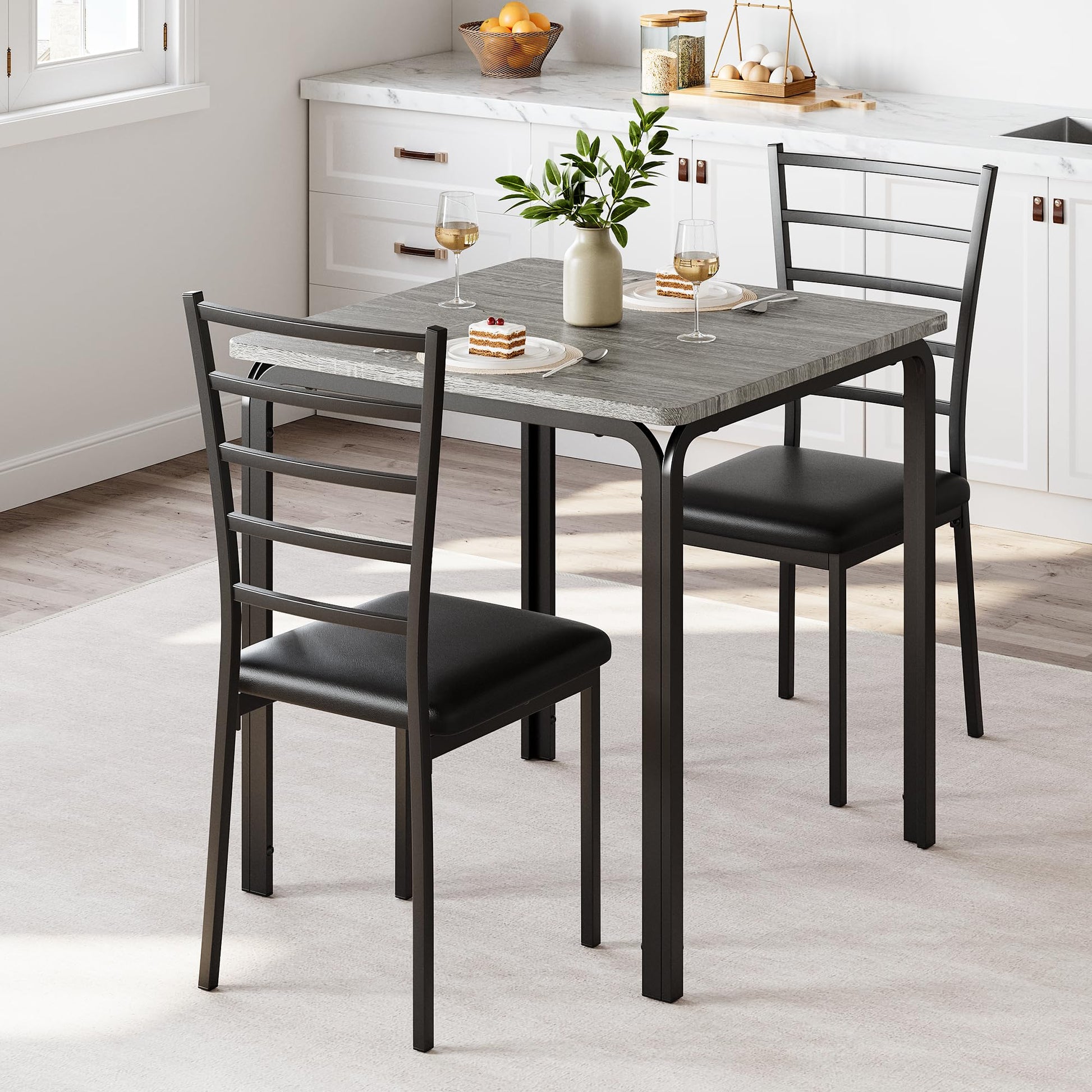 Ensemble de salle à manger Garvee 3 pièces avec 2 chaises rembourrées, idéal pour les petits espaces, la cuisine et le bureau. Table de cuisine carrée en chêne, robuste et peu encombrante.