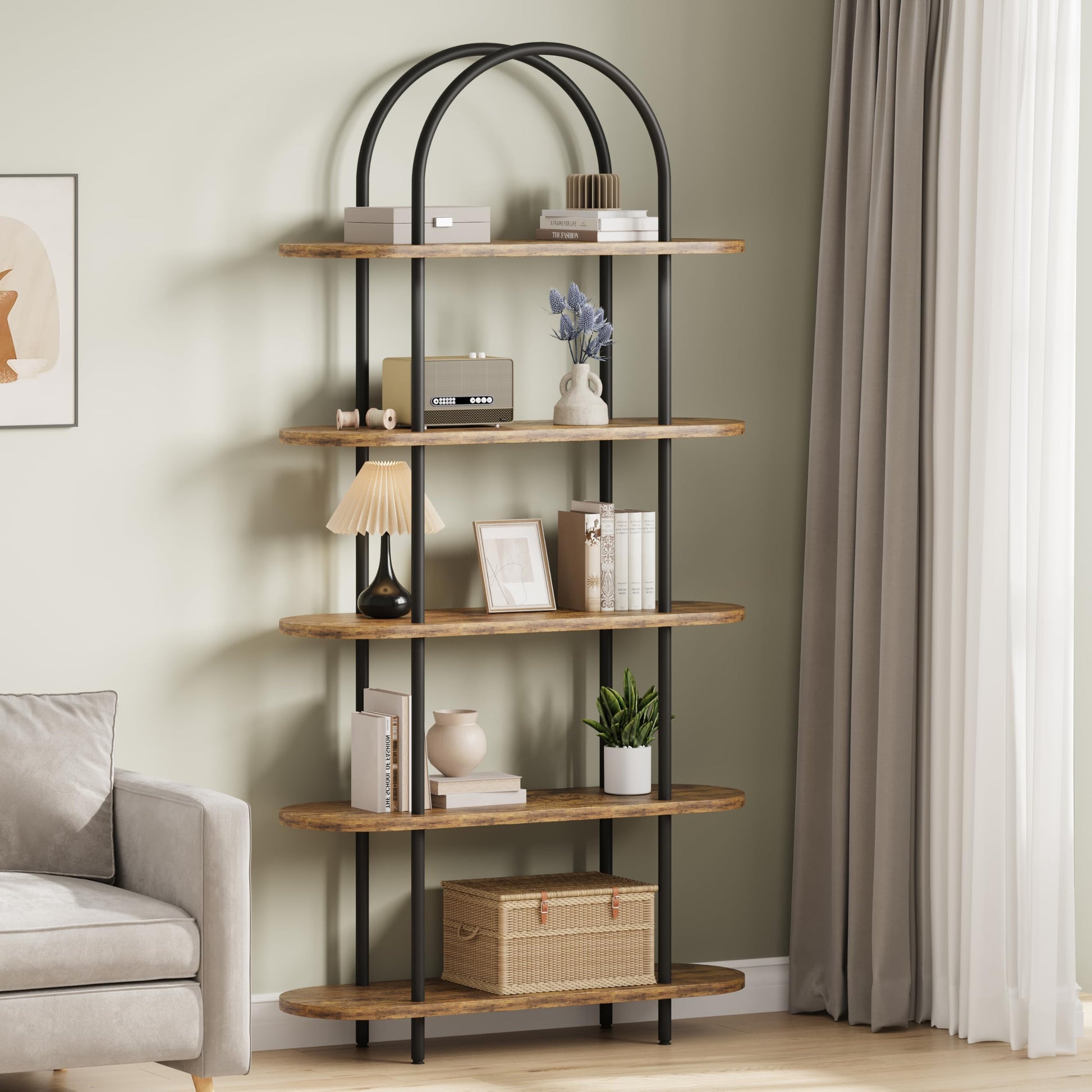 Bibliothèque arquée Garvee 71 po, 5 niveaux, structure en métal et bois, idéale pour le salon ou le bureau. Capacité de charge : 13,6 kg (30 lb). Système anti-basculement et pieds réglables.