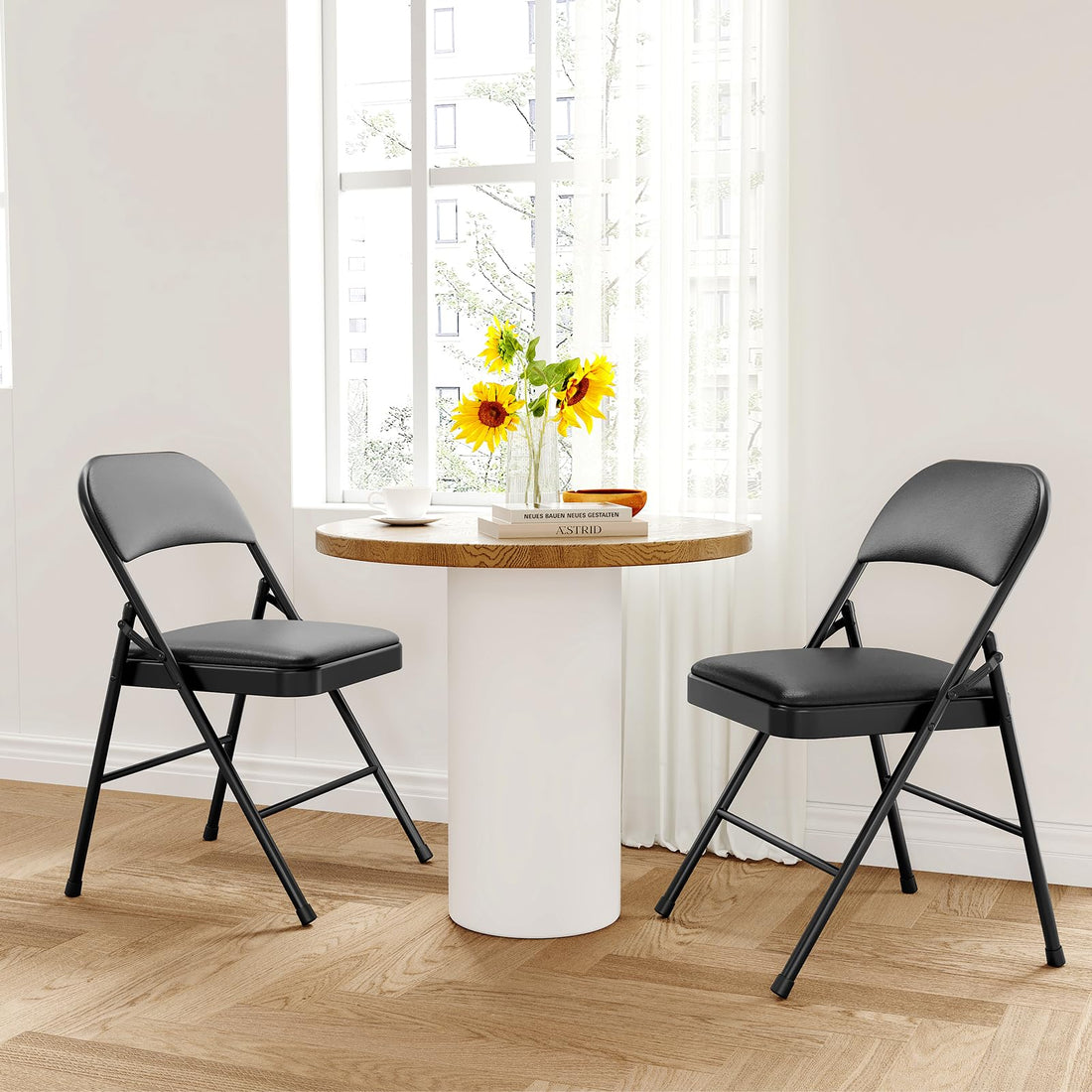 Ensemble de 2 chaises pliantes Garvee avec coussins, revêtement en similicuir, structure métallique robuste, pour une utilisation intérieure et extérieure, couleur noire, pliables, capacité de charge jusqu'à 159 kg