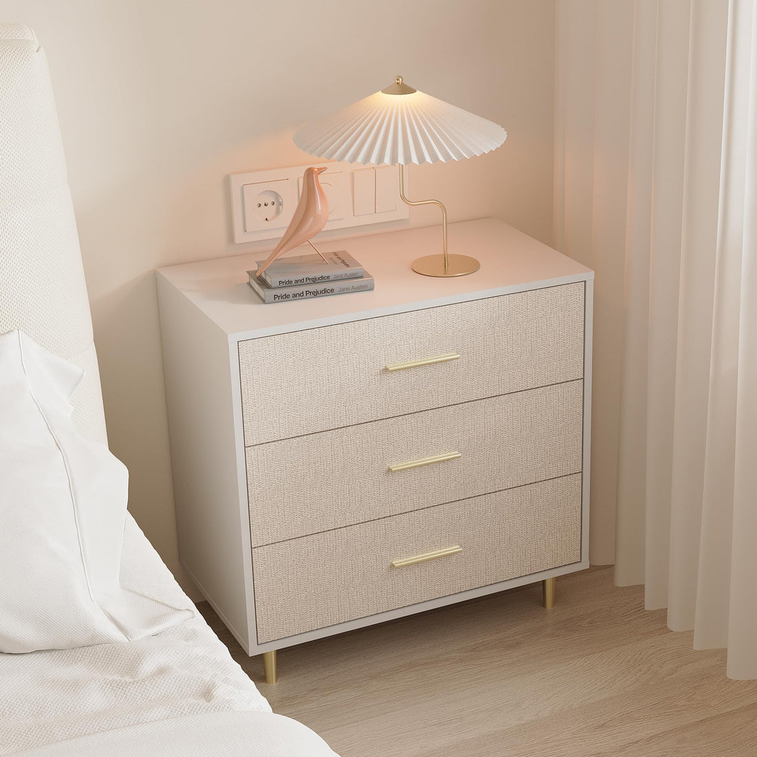 Garvee Commode élégante à 3 tiroirs, avec détails dorés, pour chambre et salon, design minimaliste, construction robuste, Blanc