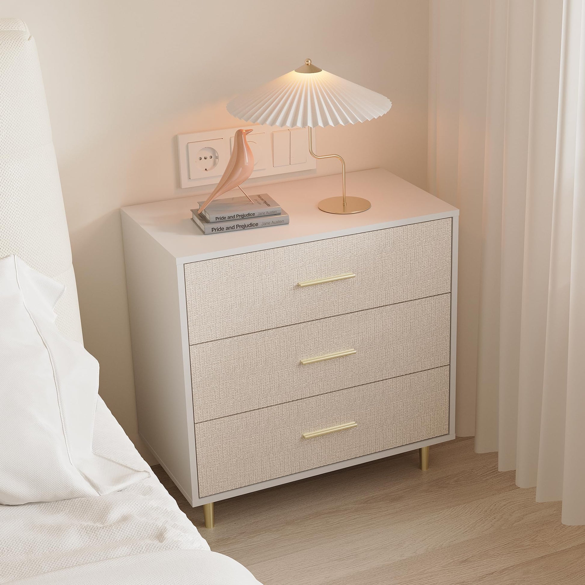 Commode élégante Garvee à 3 tiroirs, blanche avec détails dorés, pour chambre et salon, design minimaliste, construction robuste