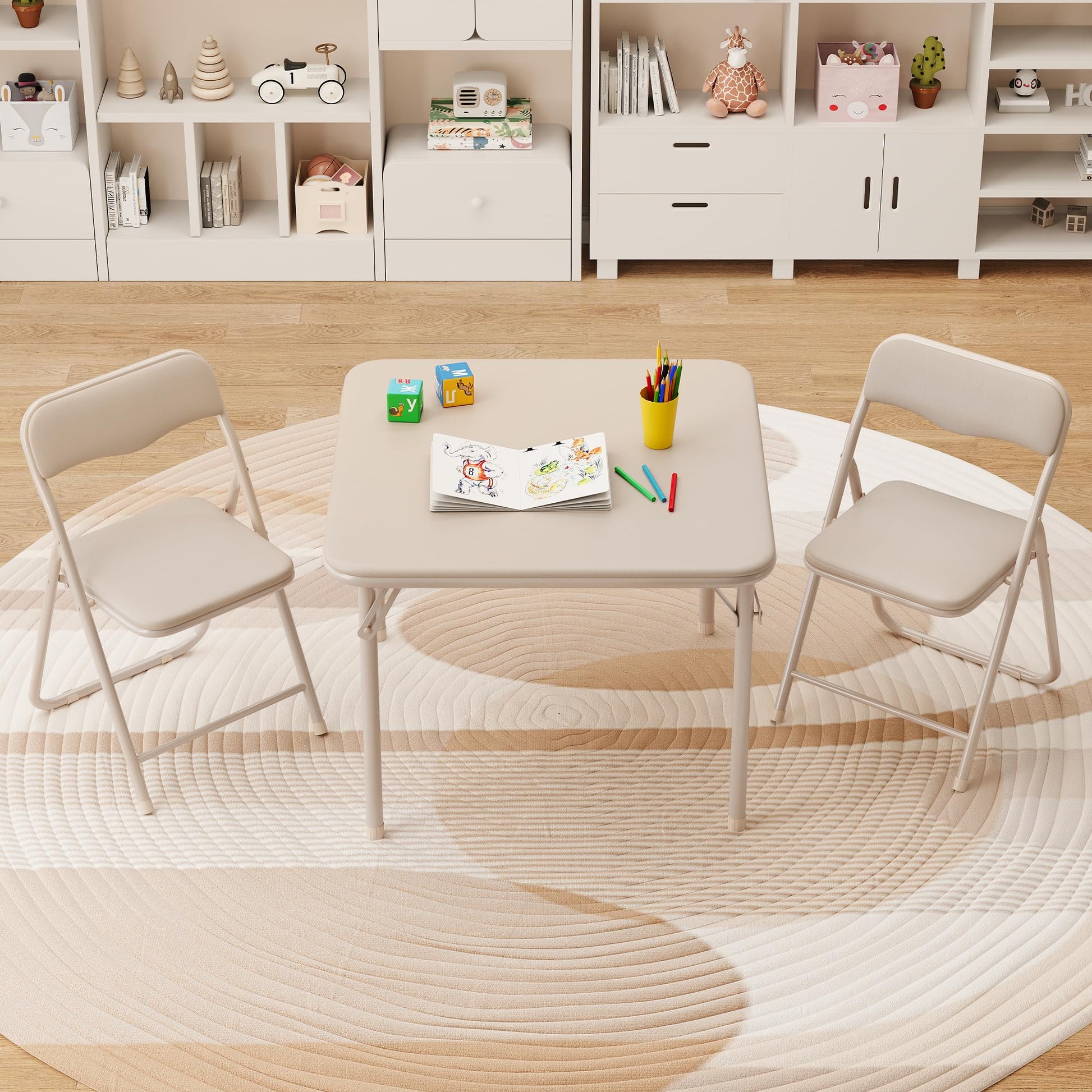 Ensemble table et chaises pliantes Garvee pour enfants avec coussin d'assise en PU, structure robuste en acier, pliable, idéal pour manger, lire et jouer, compact et confortable.