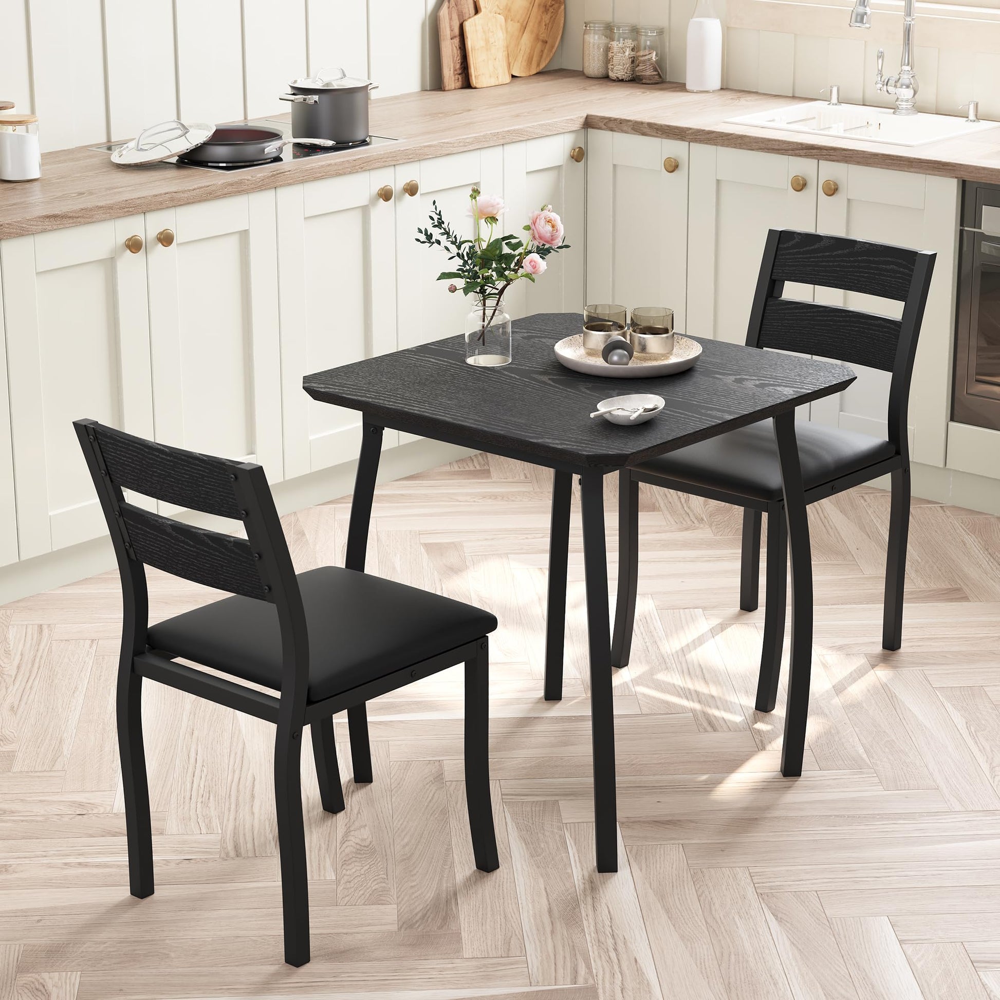 Ensemble de salle à manger Garvee 3 pièces pour 2 personnes, compact et robuste, table en MDF, chaises rembourrées en PU, structure en métal, noir, idéal pour les petites cuisines et les appartements.