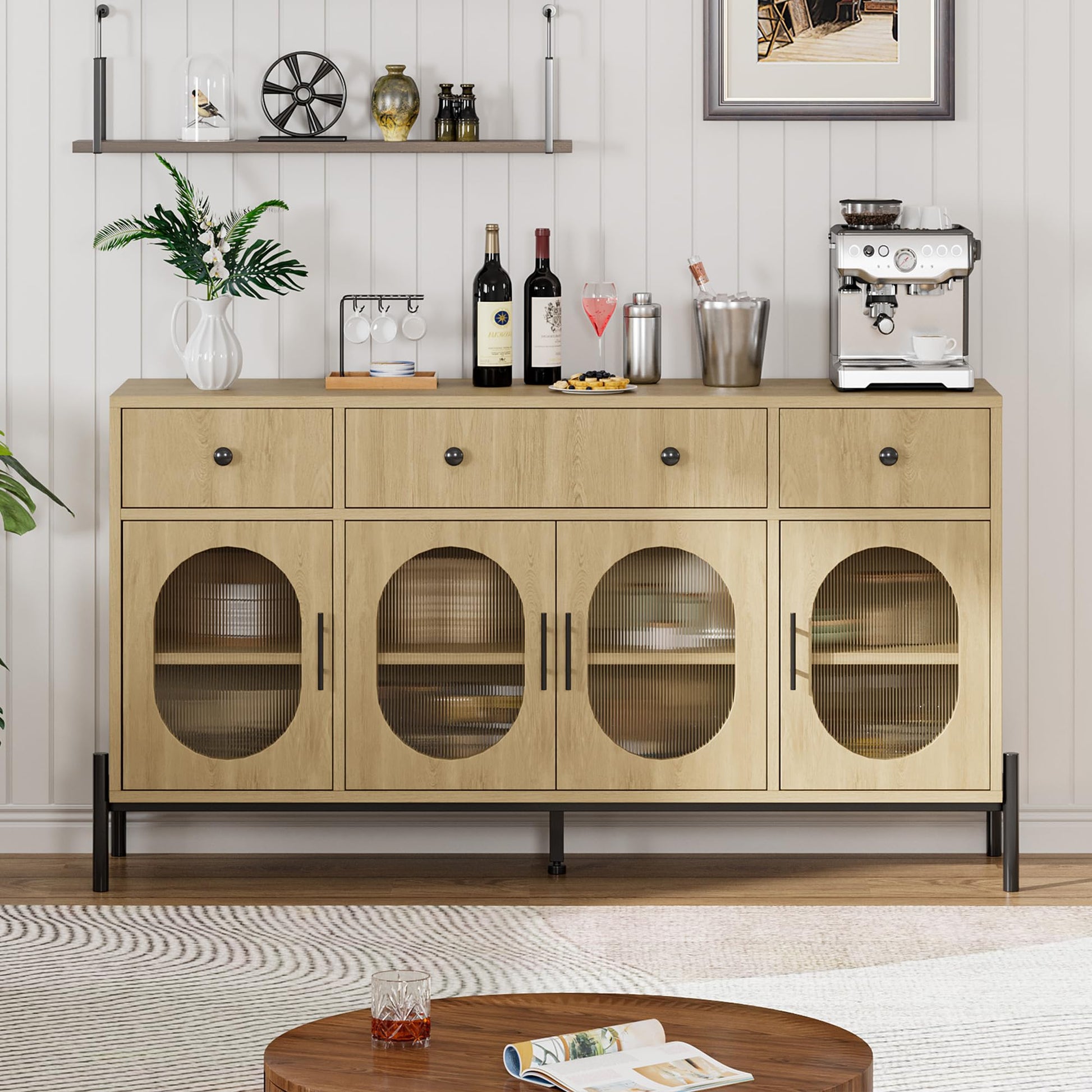 Buffet Garvee de 157 cm (62 pouces) avec 3 tiroirs et 4 portes vitrées, idéal pour la salle à manger et la cuisine. Bois robuste, tons naturels, étagères réglables et dispositif anti-basculement.