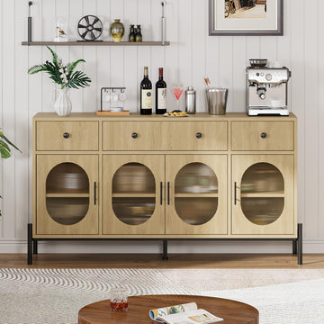 Buffet Garvee de 157 cm (62 pouces) avec 3 tiroirs et 4 portes vitrées, idéal pour la salle à manger et la cuisine. Bois robuste, tons naturels, étagères réglables et dispositif anti-basculement.