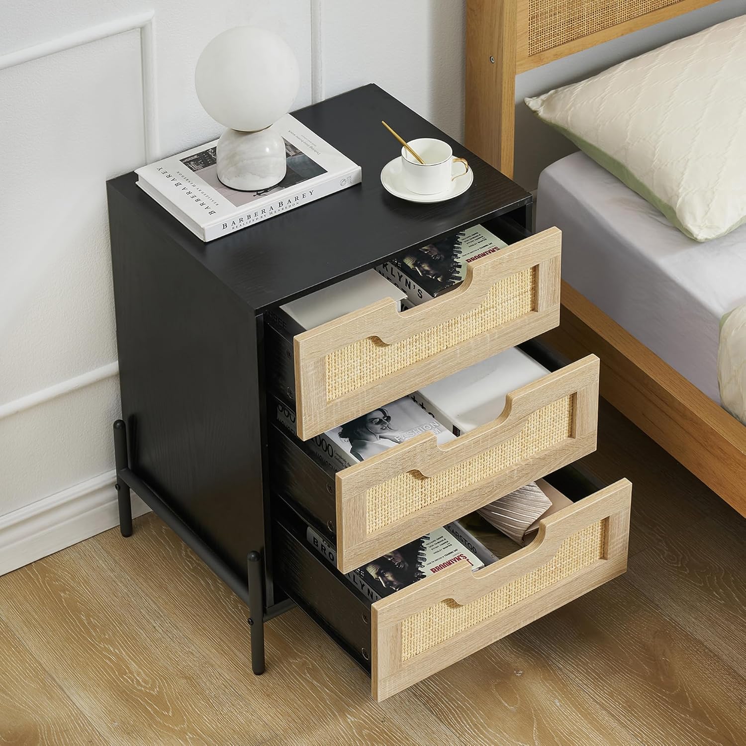 Table de chevet Garvee en rotin avec 3 tiroirs en osier naturel, style moderne, structure en bois robuste, noir, pour chambre et salon