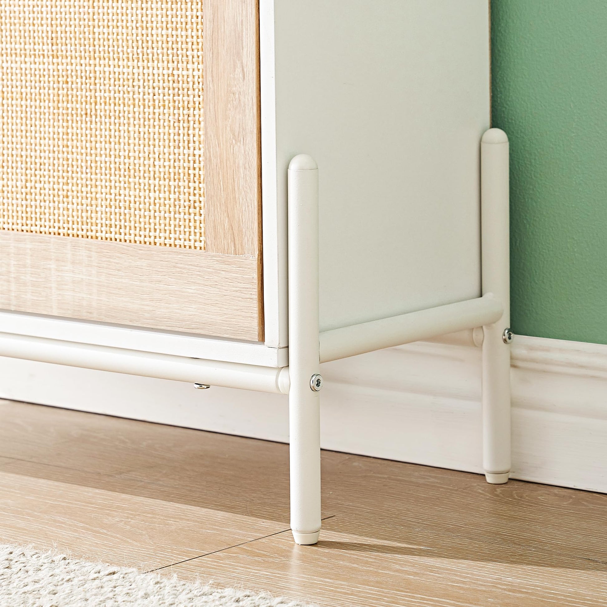Meuble à chaussures Garvee en rotin avec 3 tiroirs et étagères réglables, idéal pour l'entrée ou le couloir. Structure en MDF et rotin, design fin et stable, coloris naturel.
