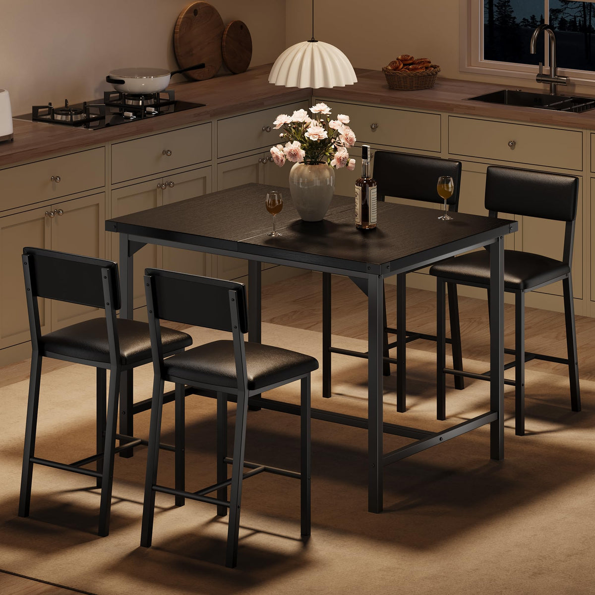 Ensemble table et chaises Garvee pour 4 personnes avec repose-pieds et protections d'angle, hauteur comptoir, tabourets de bar rembourrés, structure en métal, plateau en bois, compact, pour cuisine et appartement, multicolore