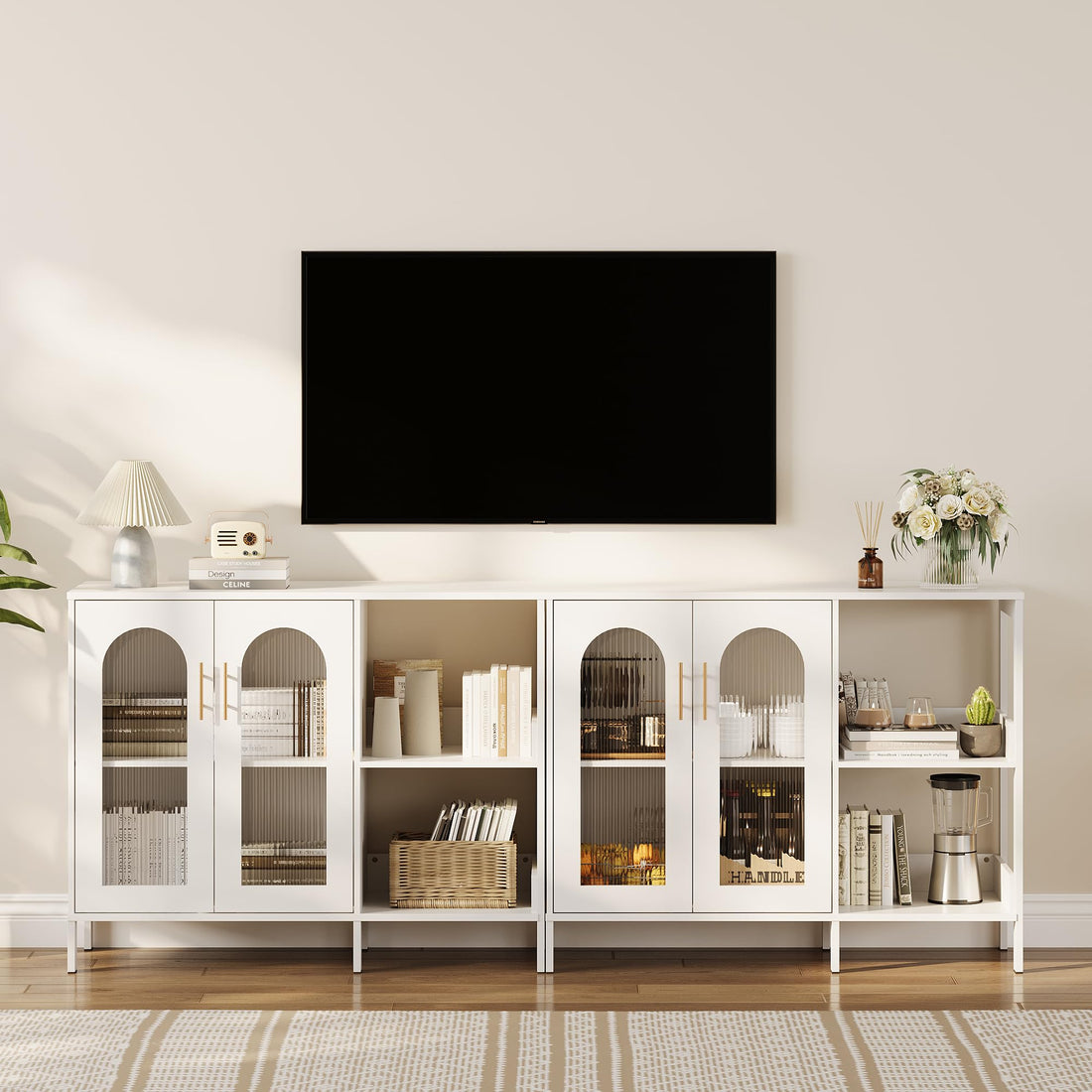 Buffet Garvee avec portes vitrées, étagères réglables, MDF 3C, verre, poignées en métal, blanc moderne, pour salon et salle à manger