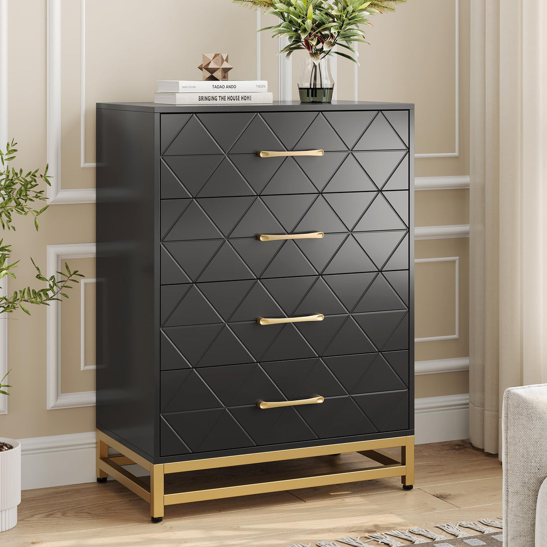 Commode Garvee noire à 4 tiroirs avec poignées en métal, idéale pour la chambre, le bureau ou le salon. Dimensions : 60,7 cm x 40,1 cm x 92 cm. Design moderne en bois.