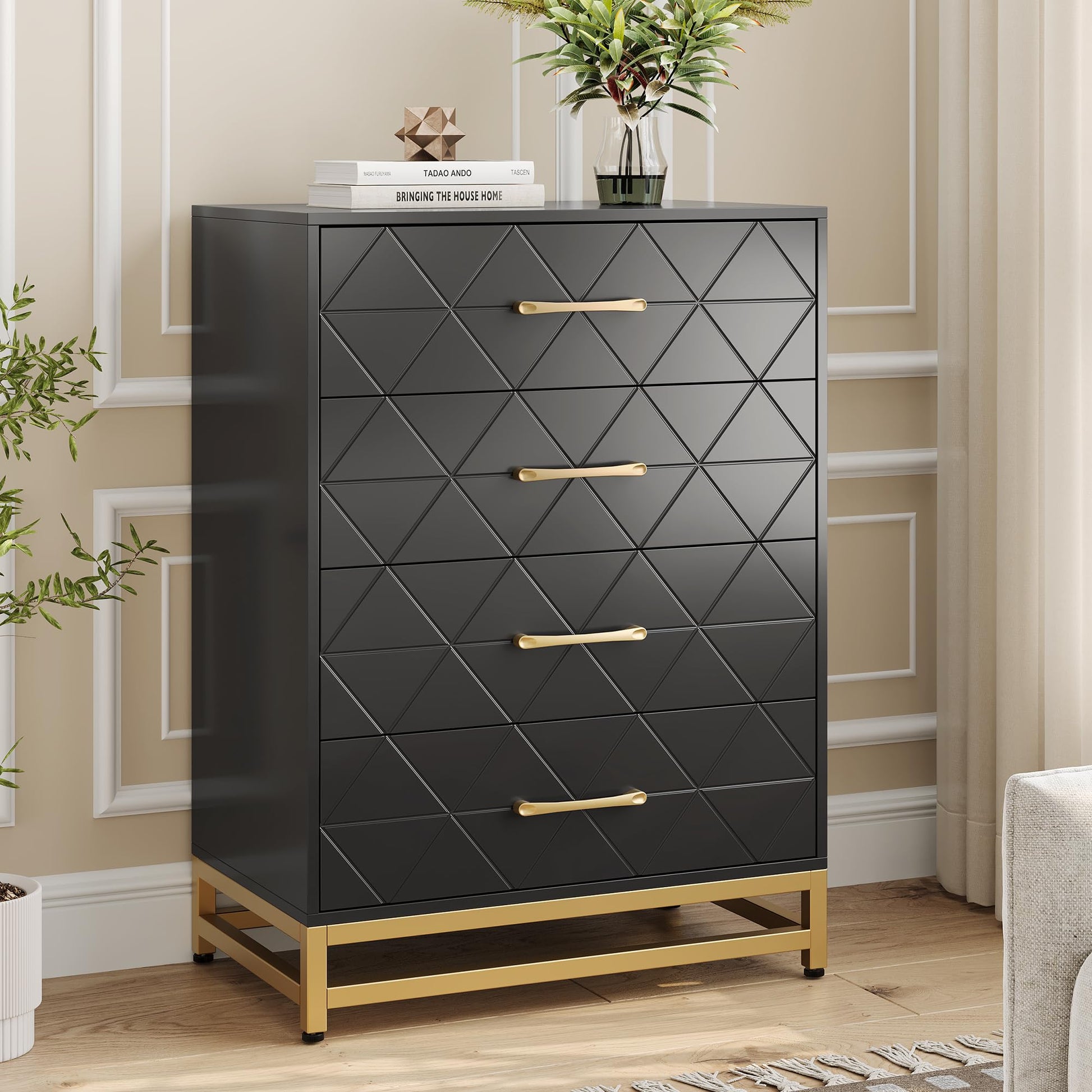 Commode Garvee noire à 4 tiroirs avec poignées en métal, idéale pour la chambre, le bureau ou le salon. Dimensions : 60,7 cm x 40,1 cm x 92 cm. Design moderne en bois.