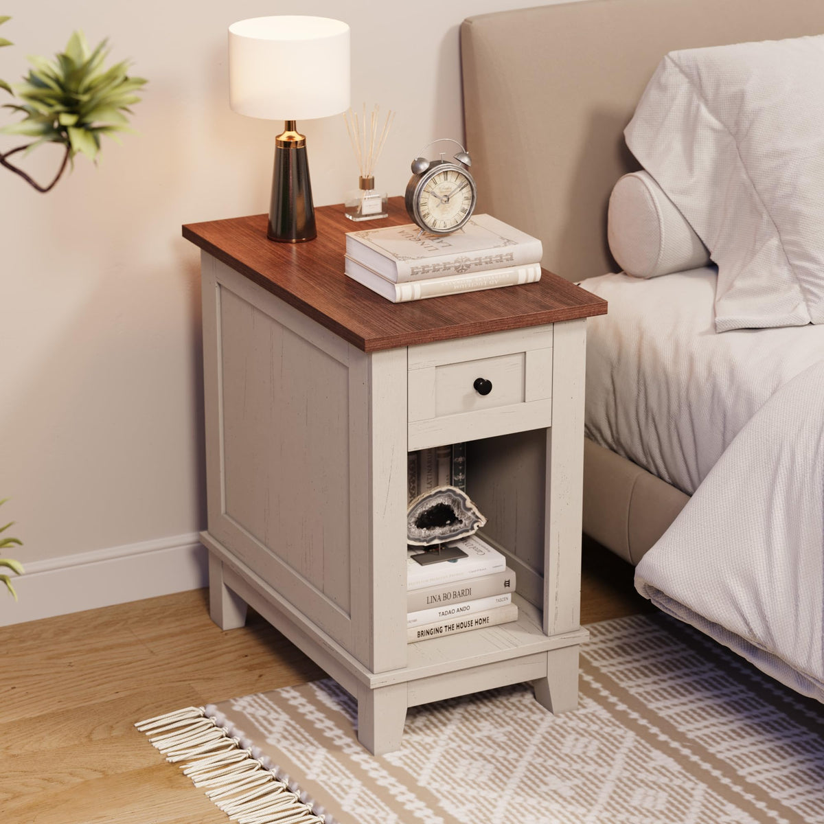 Garvee table d'appoint étroite avec station de charge, 2 ports USB et 2 ports secteur, en MDF, elle est disponible en plusieurs coloris de bois