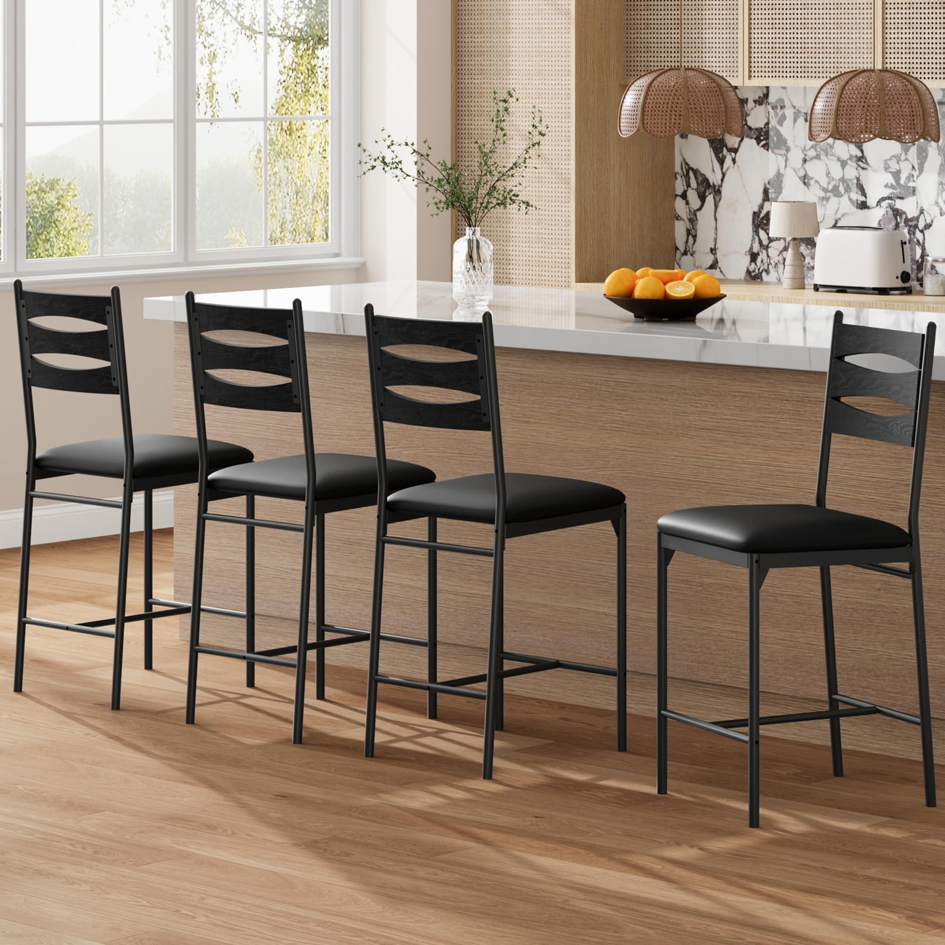 Ensemble de 4 tabourets de bar Garvee en bois avec revêtement Ecopelle, dossier et repose-pieds, pour la cuisine et le salon ; stables et confortables.