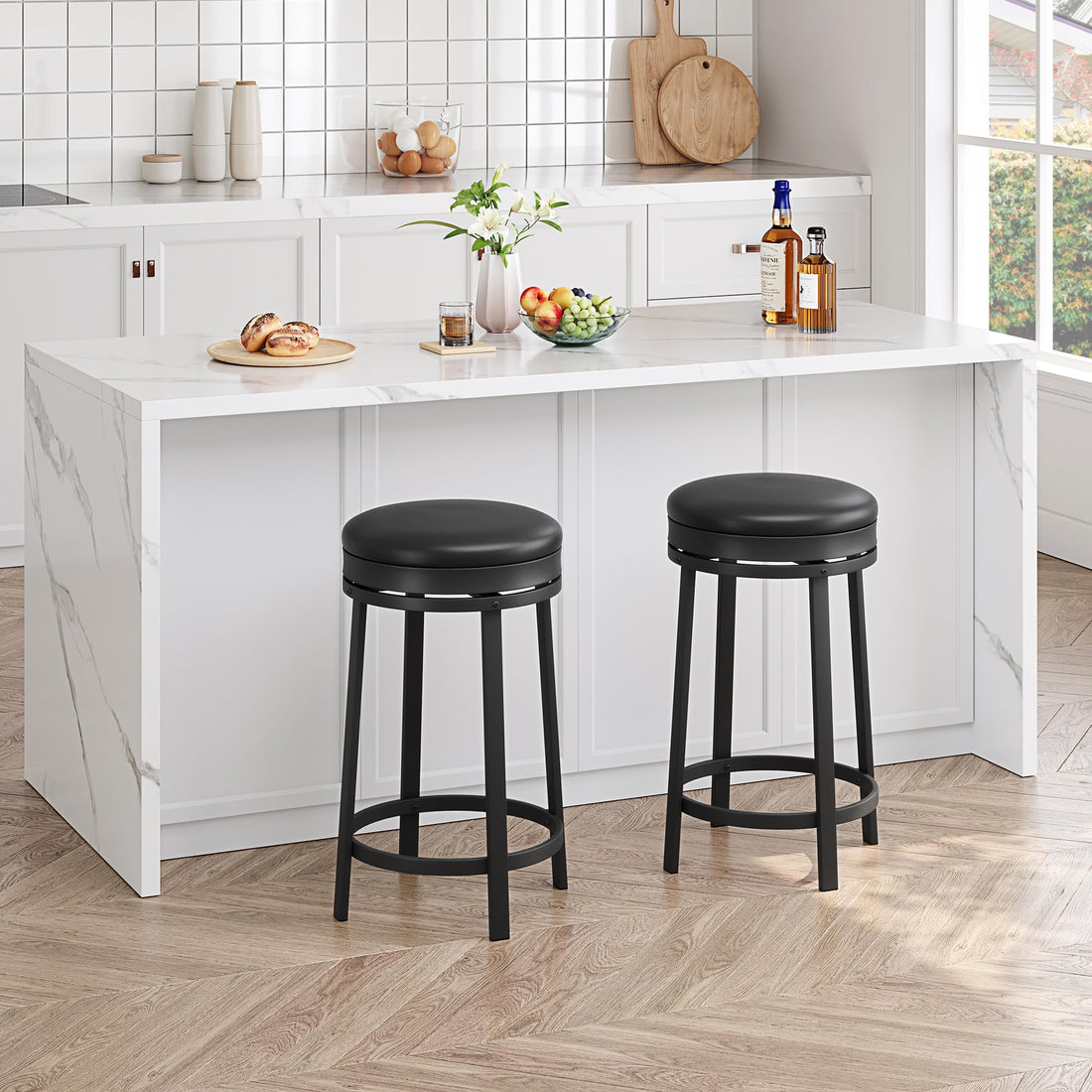 Garvee Lot de 2 tabourets de bar pivotants 61cm, assise ronde en cuir PU noir, repose-pieds, cadre métal, sans dossier, pour îlot de cuisine