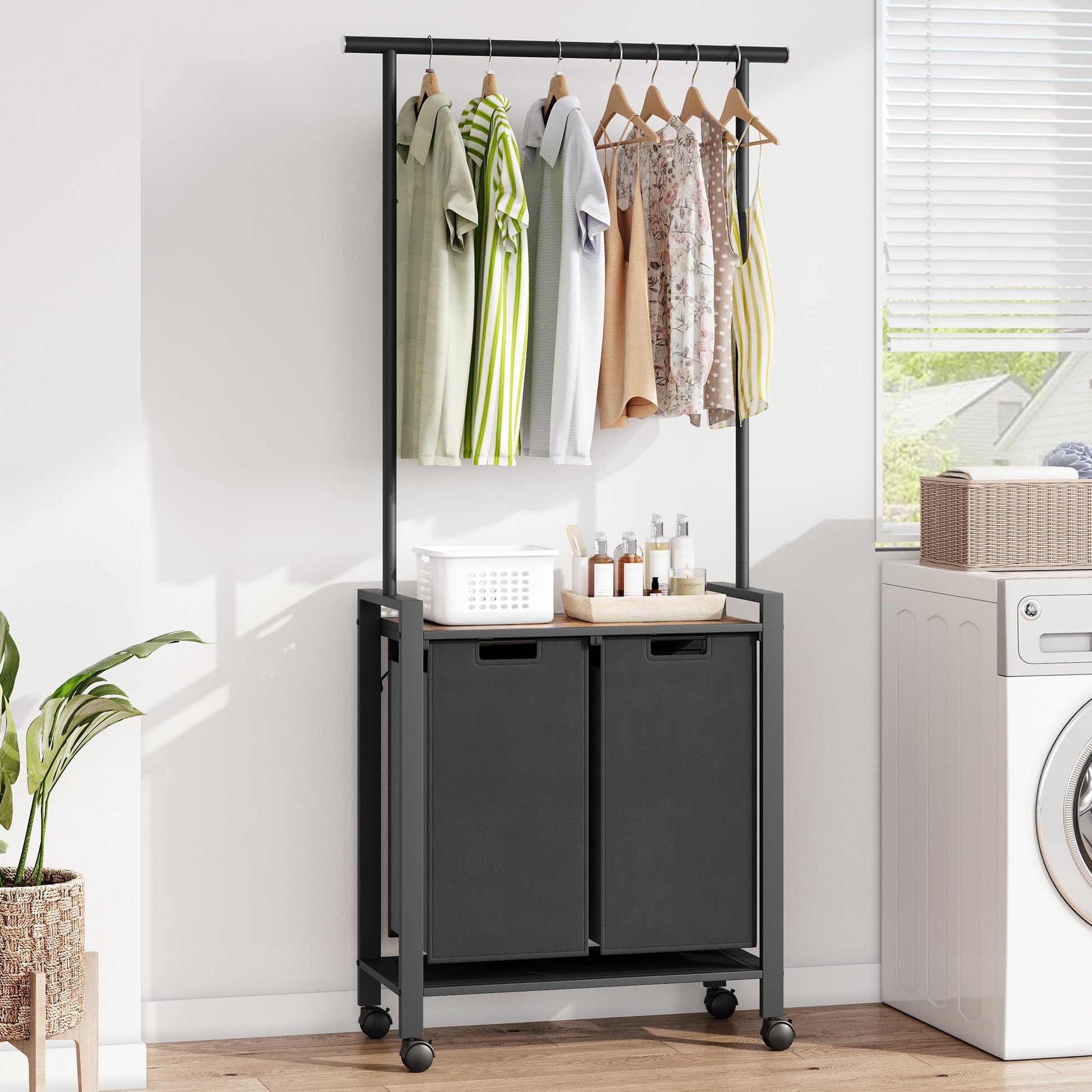 Panier à linge Garvee Trieur de linge à 2 compartiments avec barre de suspension et étagère en bois pour buanderie, 2 x 13 gal, noir