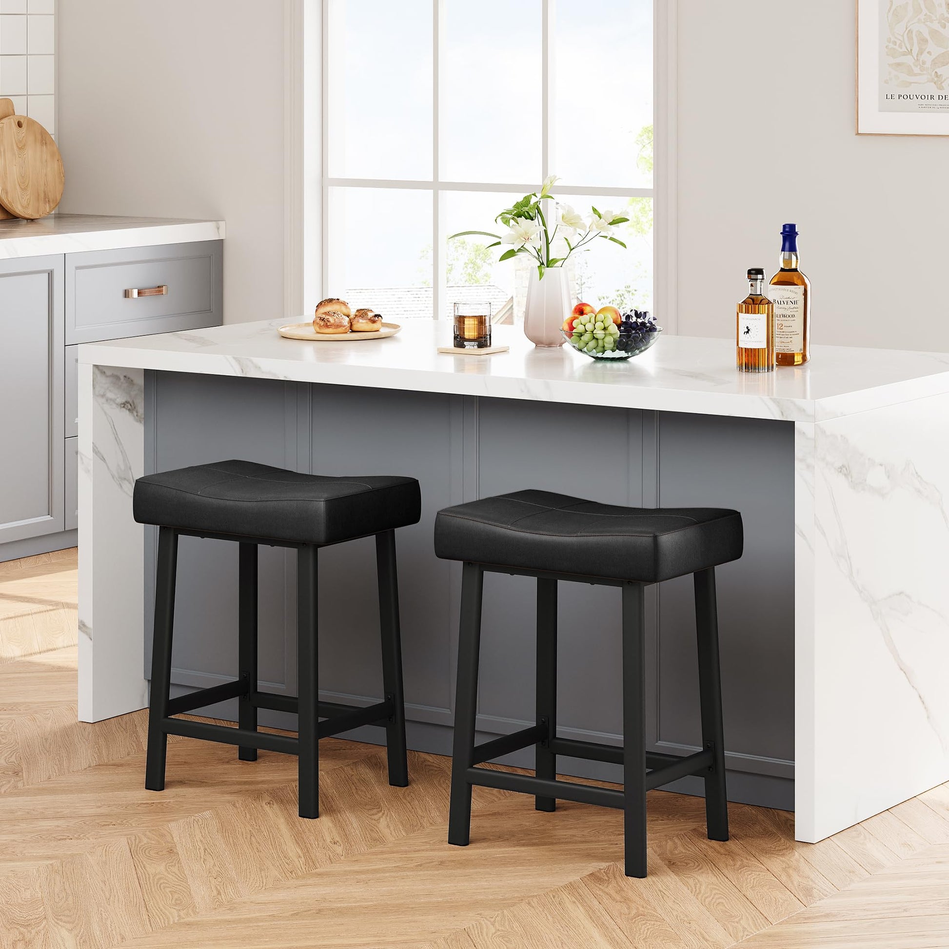 Garvee Lot de 2 tabourets de bar selle 61 cm, sans dossier, assise rembourrée incurvée, pieds métal et repose-pieds, pour îlot de cuisine ou bar, noir