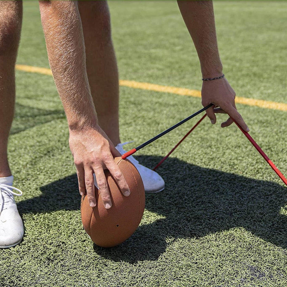 Support métallique Garvee pour tirs au but et coups de pied de football américain, réglable et robuste, compatible avec toutes les tailles de ballons, pour l'entraînement en extérieur et en intérieur.
