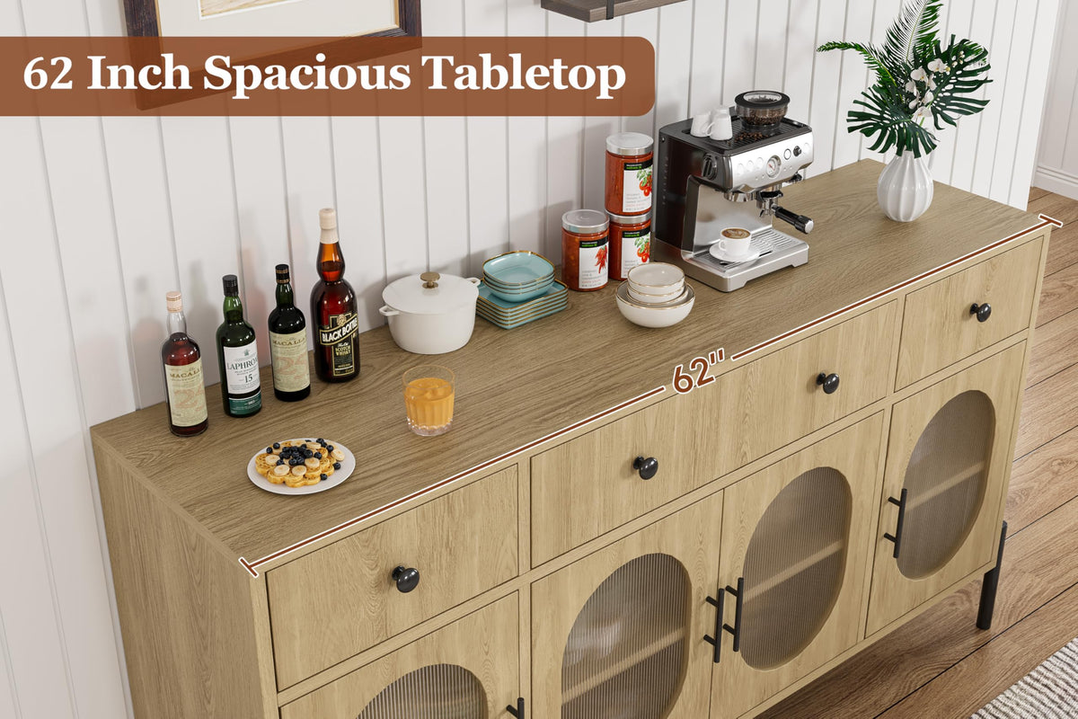 Buffet Garvee de 157 cm (62 pouces) avec 3 tiroirs et 4 portes vitrées, idéal pour la salle à manger et la cuisine. Bois robuste, tons naturels, étagères réglables et dispositif anti-basculement.